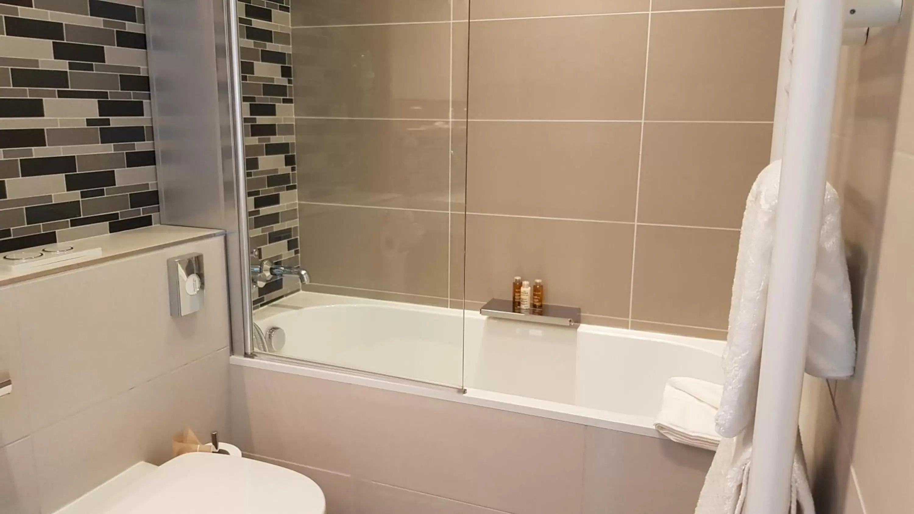 Shower, Bathroom in Jardins de Mademoiselle Hôtel & Spa