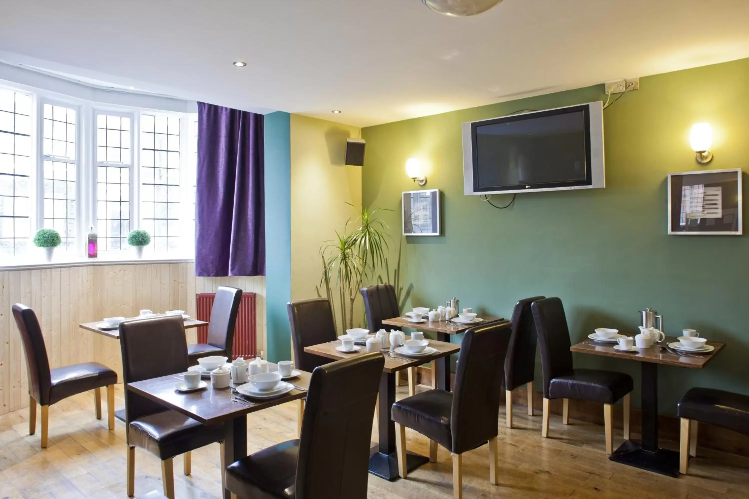 Dining area, Restaurant/Places to Eat in Burton Stone Inn - Free Parking on site