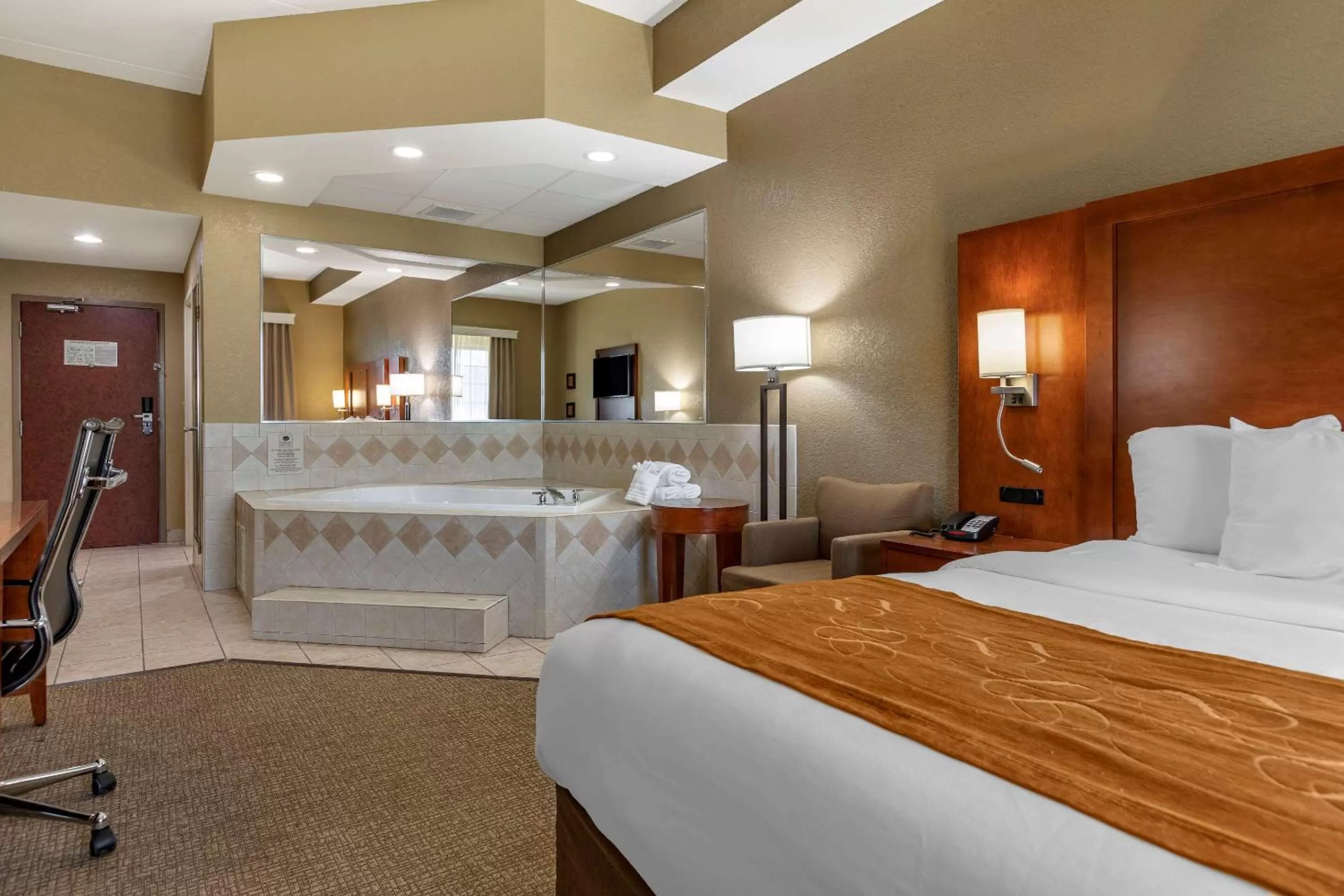 Photo of the whole room, Bed in Comfort Suites Grand Rapids South