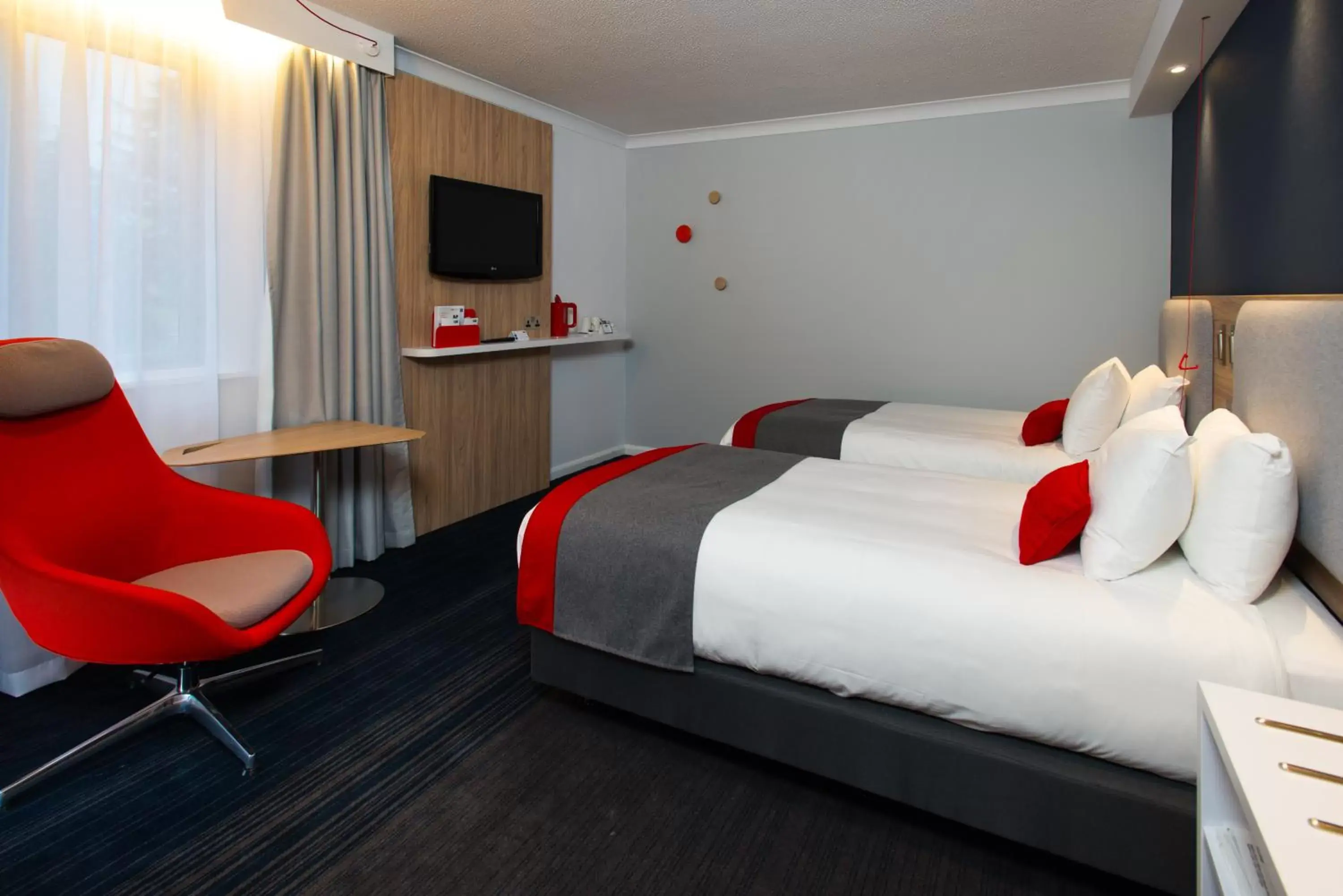 Bedroom, Bed in Holiday Inn Express London Luton Airport, an IHG Hotel