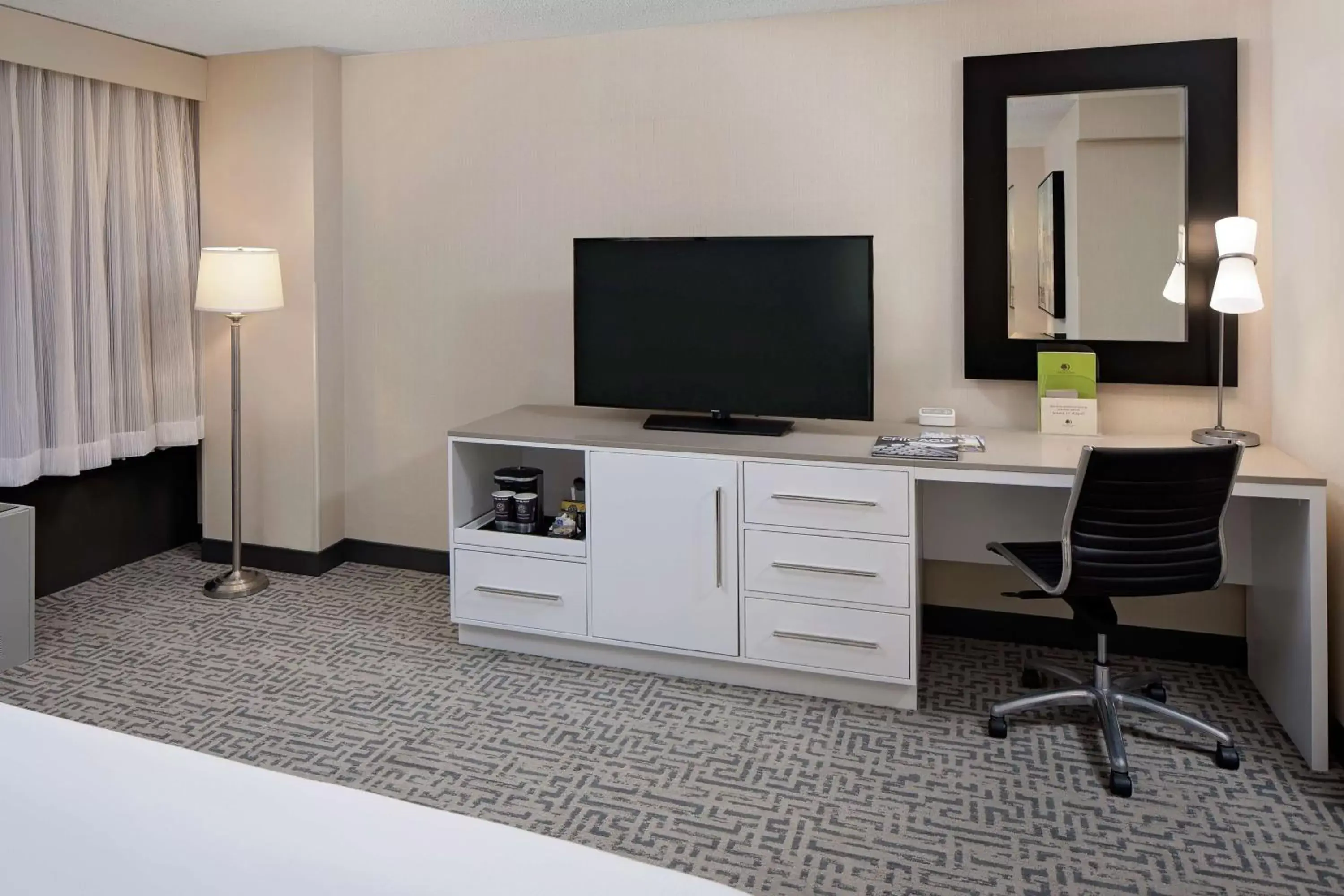 Bedroom, TV/Entertainment Center in DoubleTree by Hilton Chicago Magnificent Mile