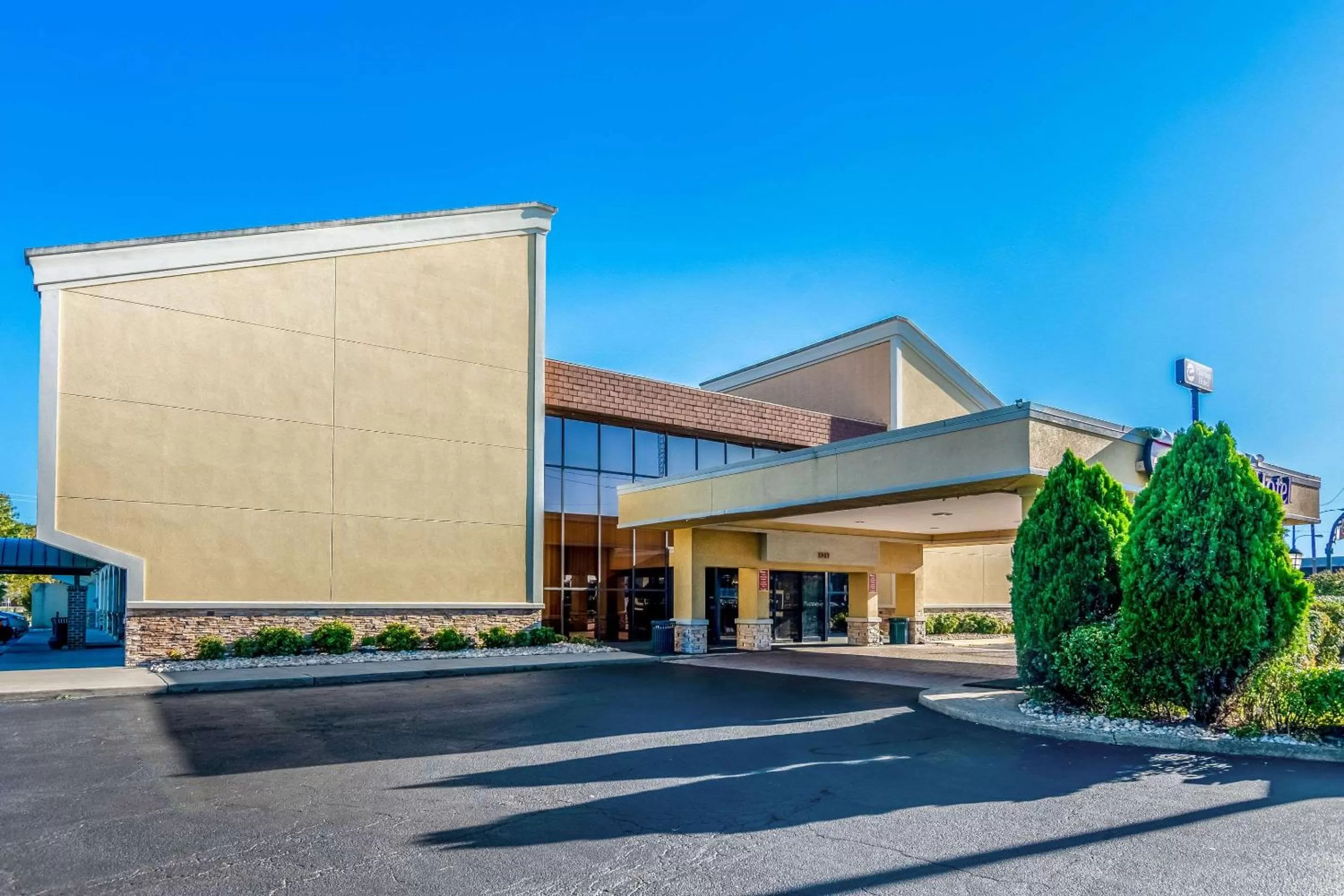 Property building in Quality Inn Central