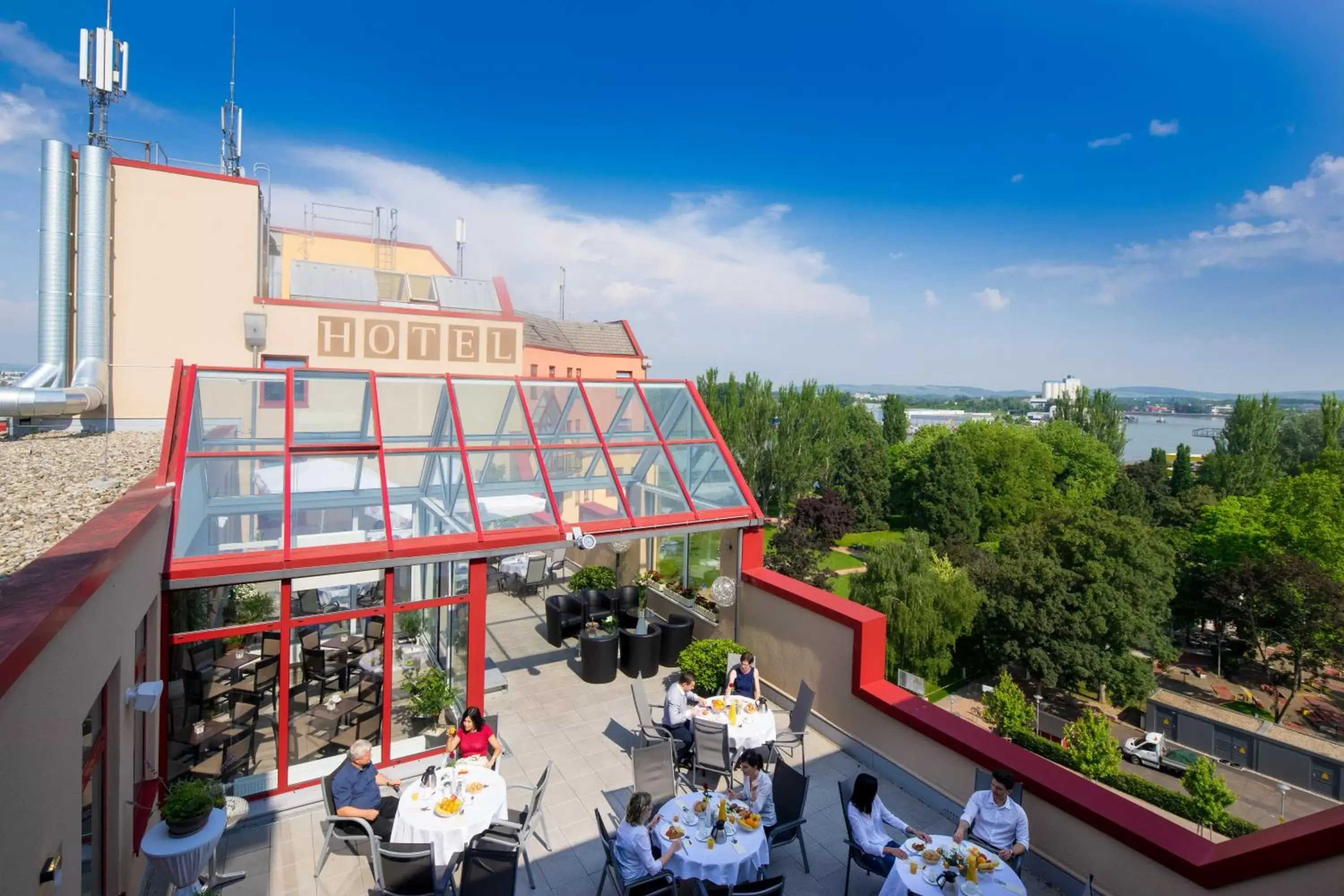 Restaurant/places to eat, Balcony/Terrace in Best Western Hotel Dreiländerbrücke Weil am Rhein / Basel
