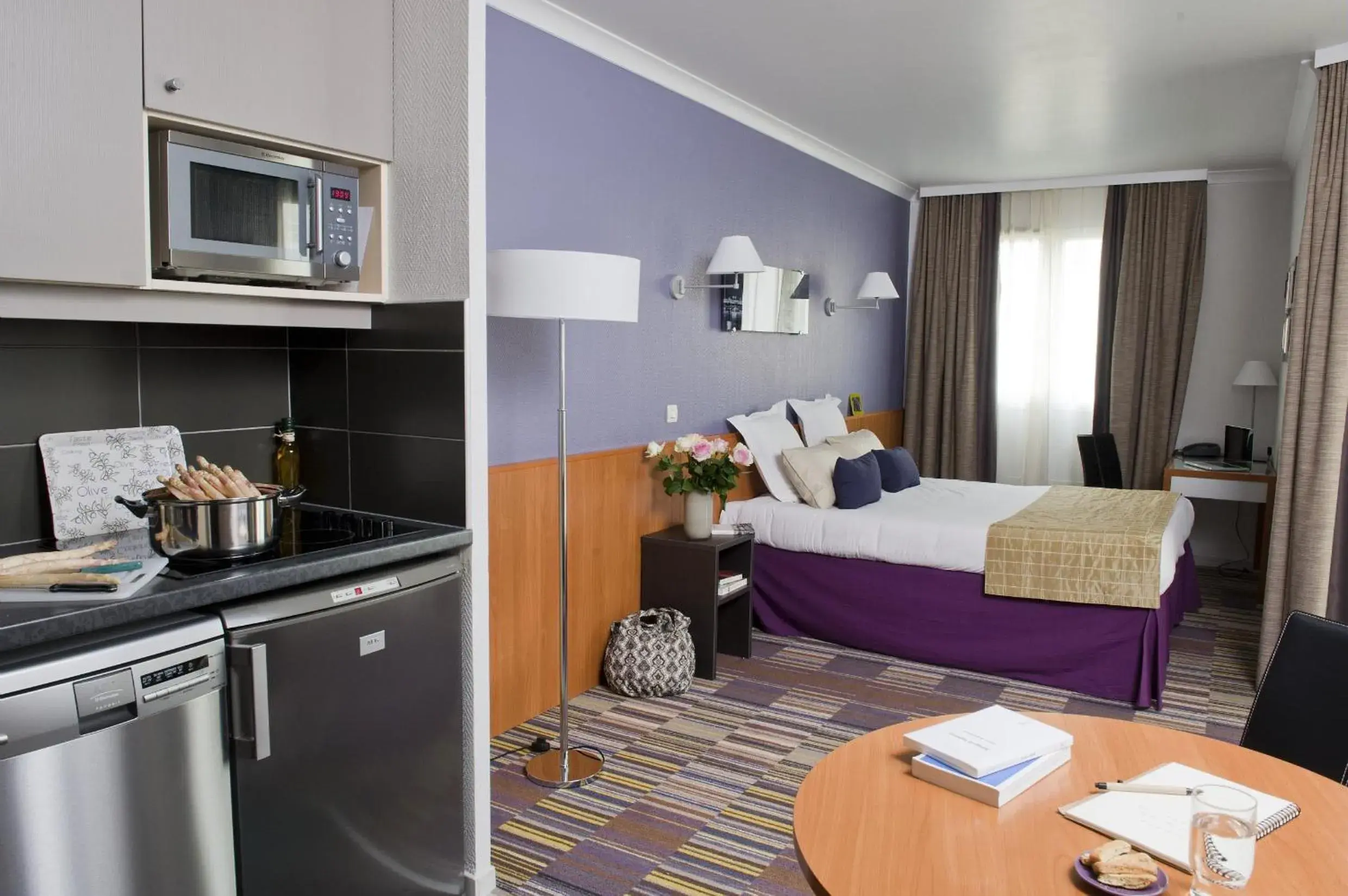 Kitchen or kitchenette, Room Photo in Adagio La Defense Le Parc