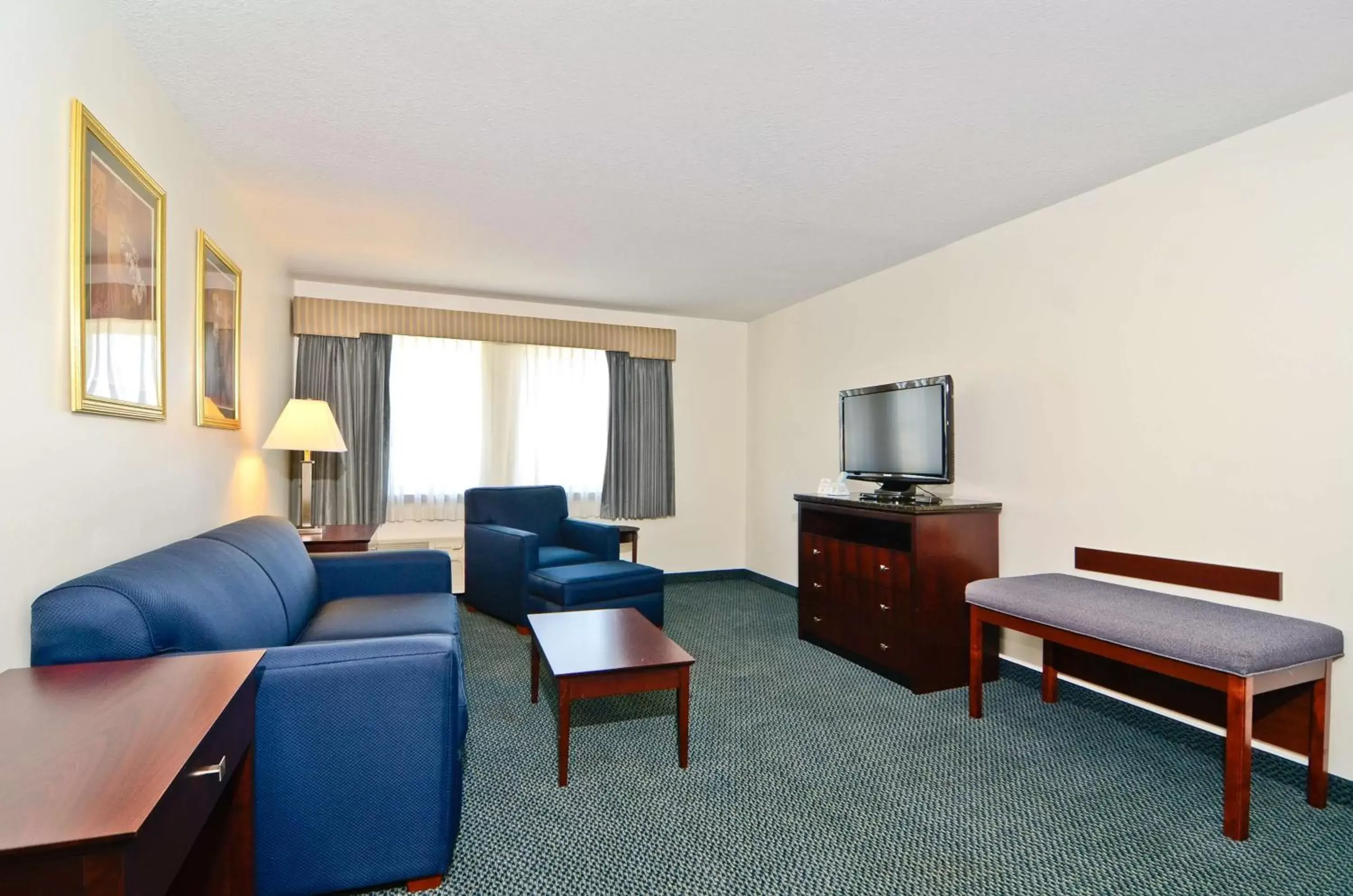 Photo of the whole room, Seating Area in Best Western Plus Gas City