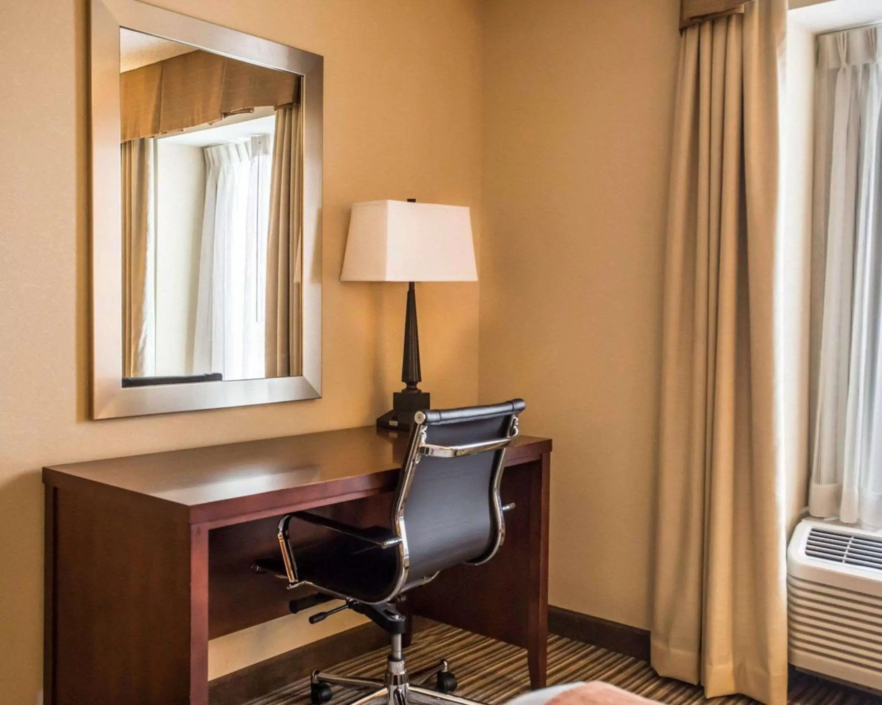 Photo of the whole room, TV/Entertainment Center in Comfort Inn at the Park Hershey