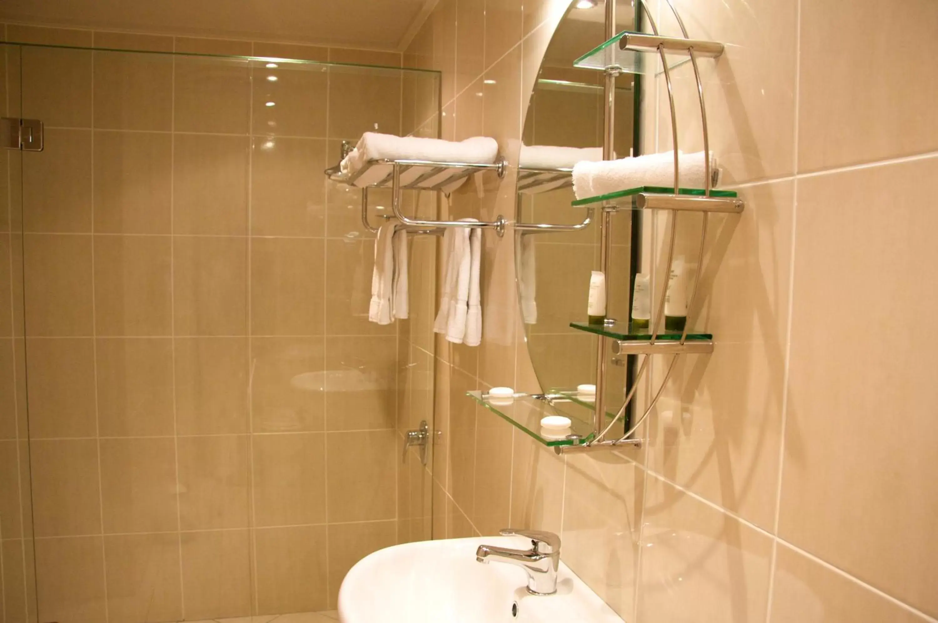 Shower, Bathroom in Shangri-La Gardens