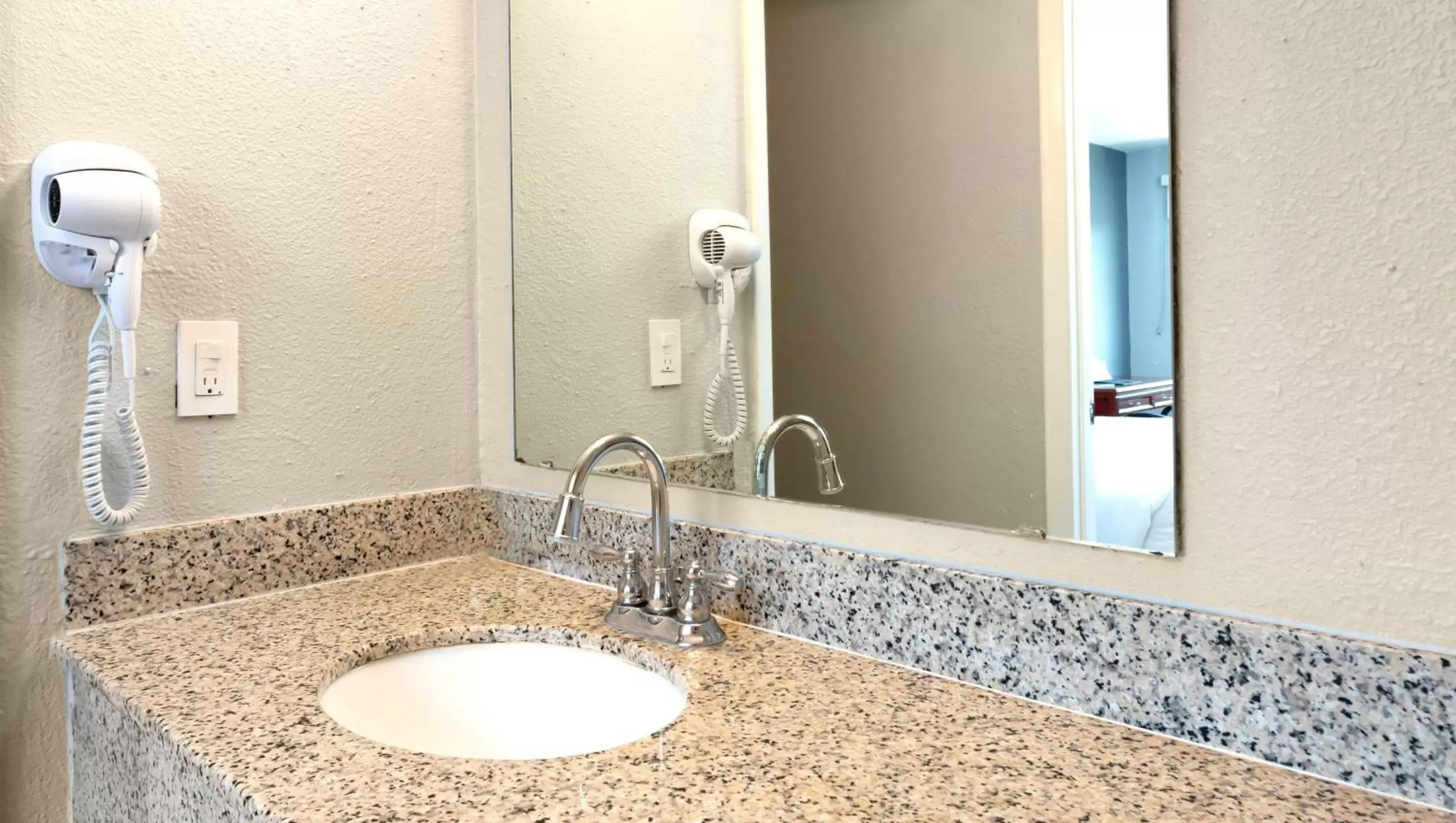 Bathroom in Sunrise Inn Williamstown