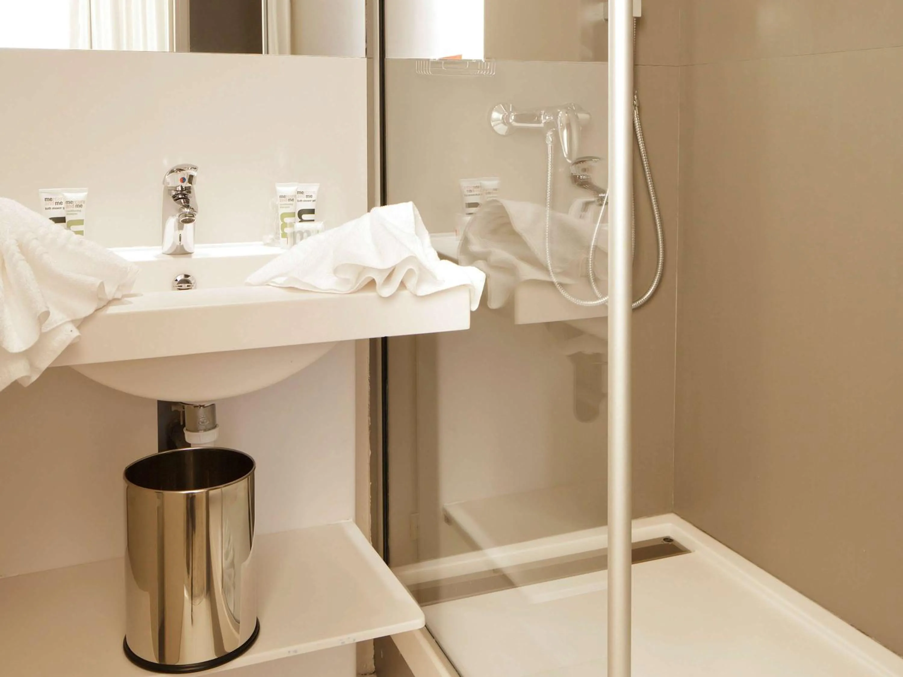 Photo of the whole room in Mercure Paris Opéra Faubourg Montmartre