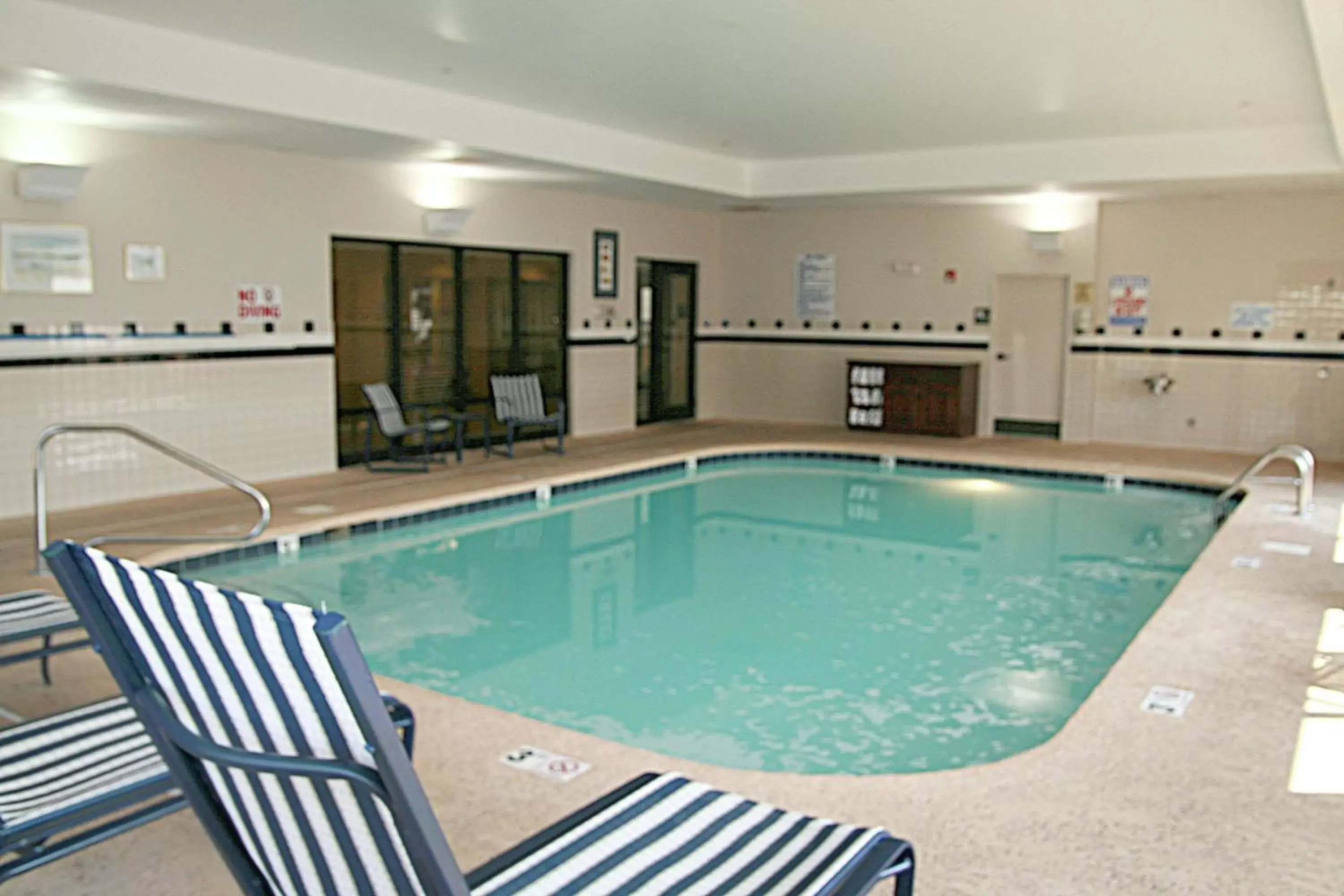 Swimming Pool in Hampton Inn Mount Airy