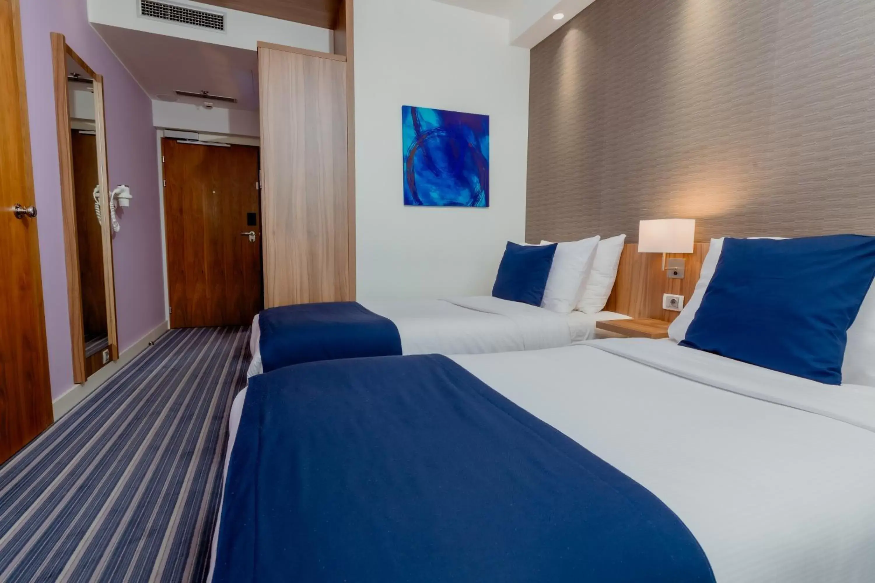 Property building, Bed in Holiday Inn Express Belgrade - City, an IHG Hotel