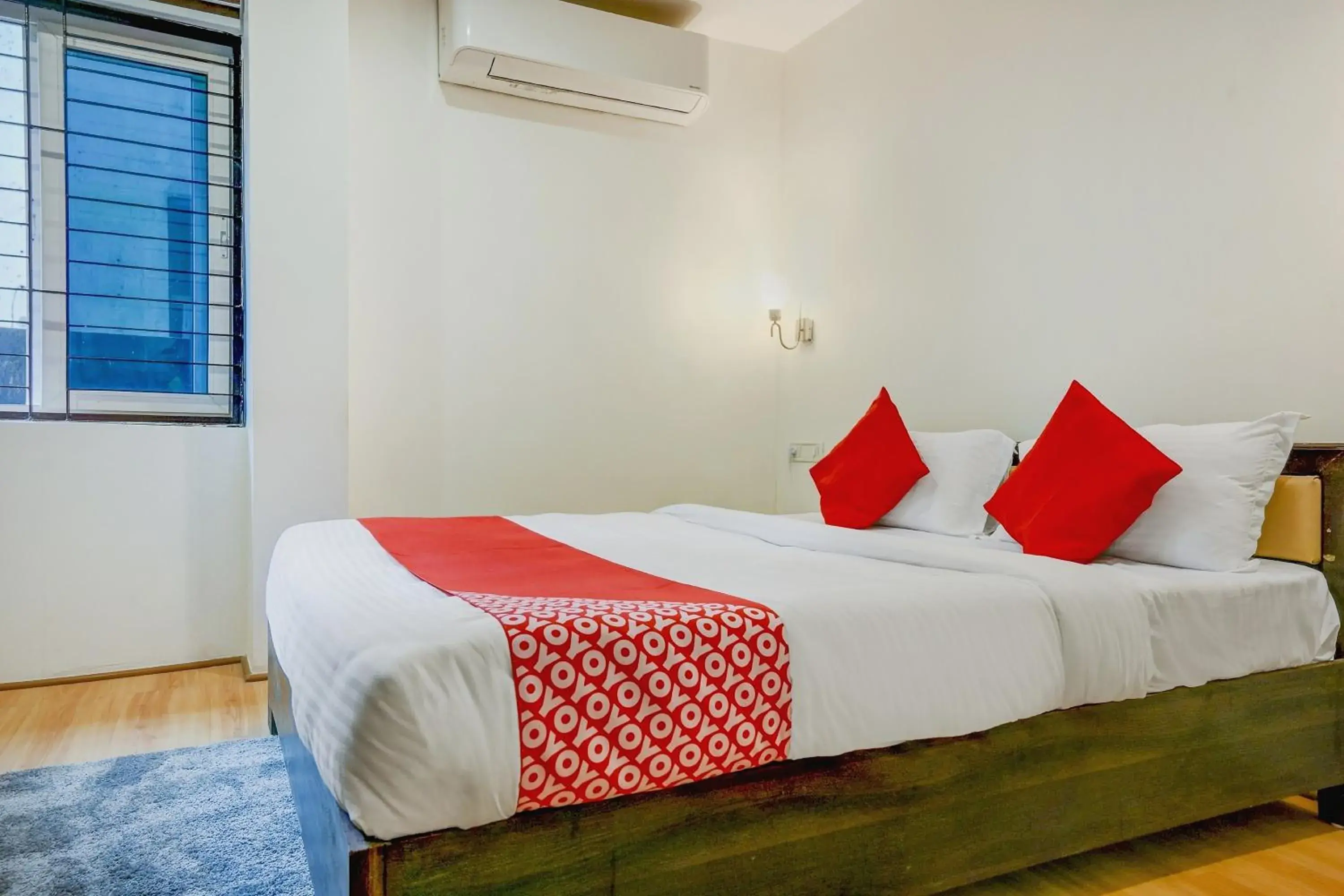 Bedroom, Bed in Super OYO Townhouse 412 Aditya International