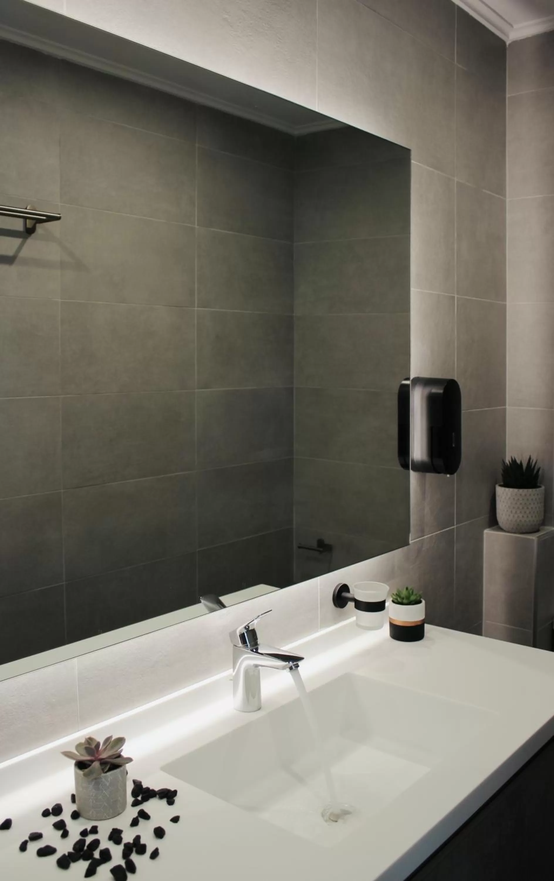 Bathroom in Exarchia House Project