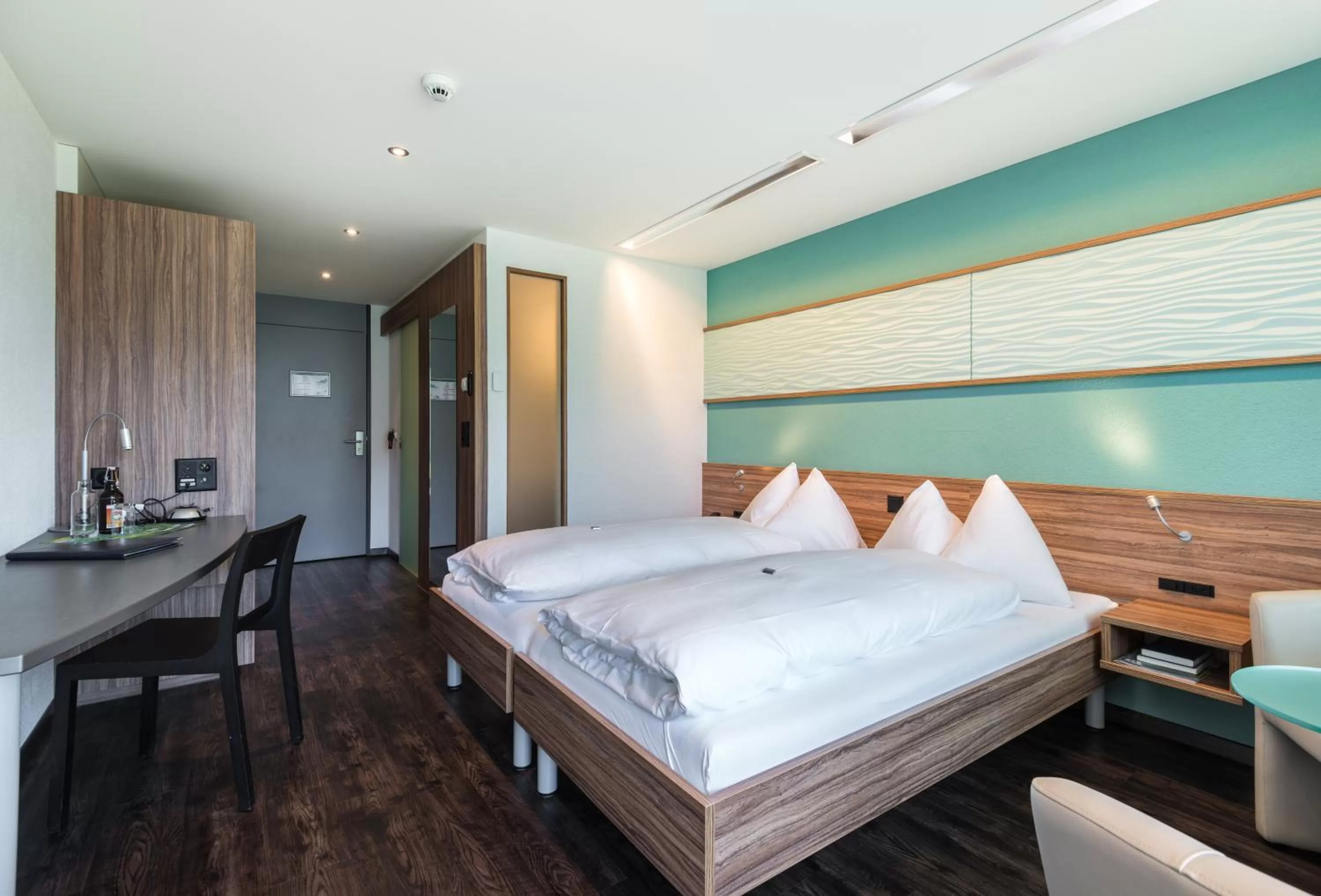 Shower, Bed in Hotel Nidwaldnerhof direkt am See