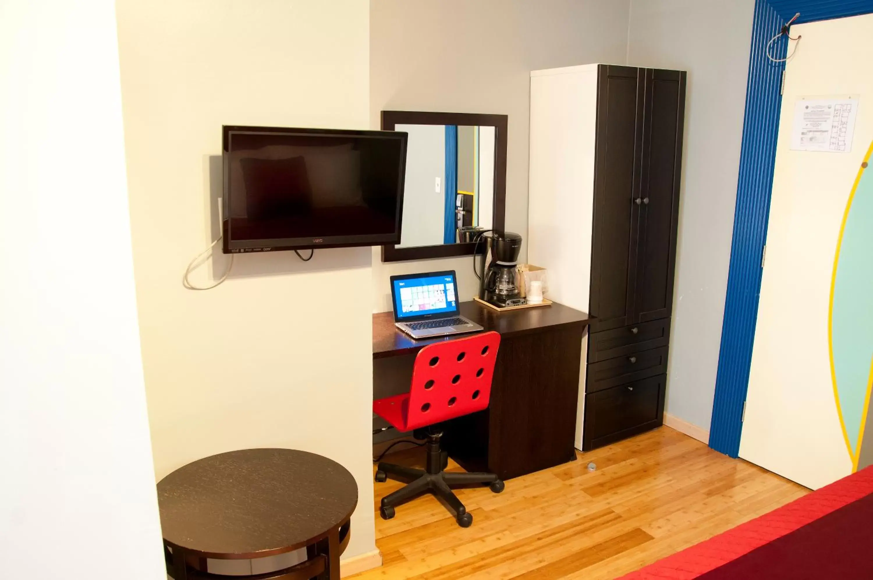 Seating area, TV/Entertainment Center in Ponce De Leon Hotel