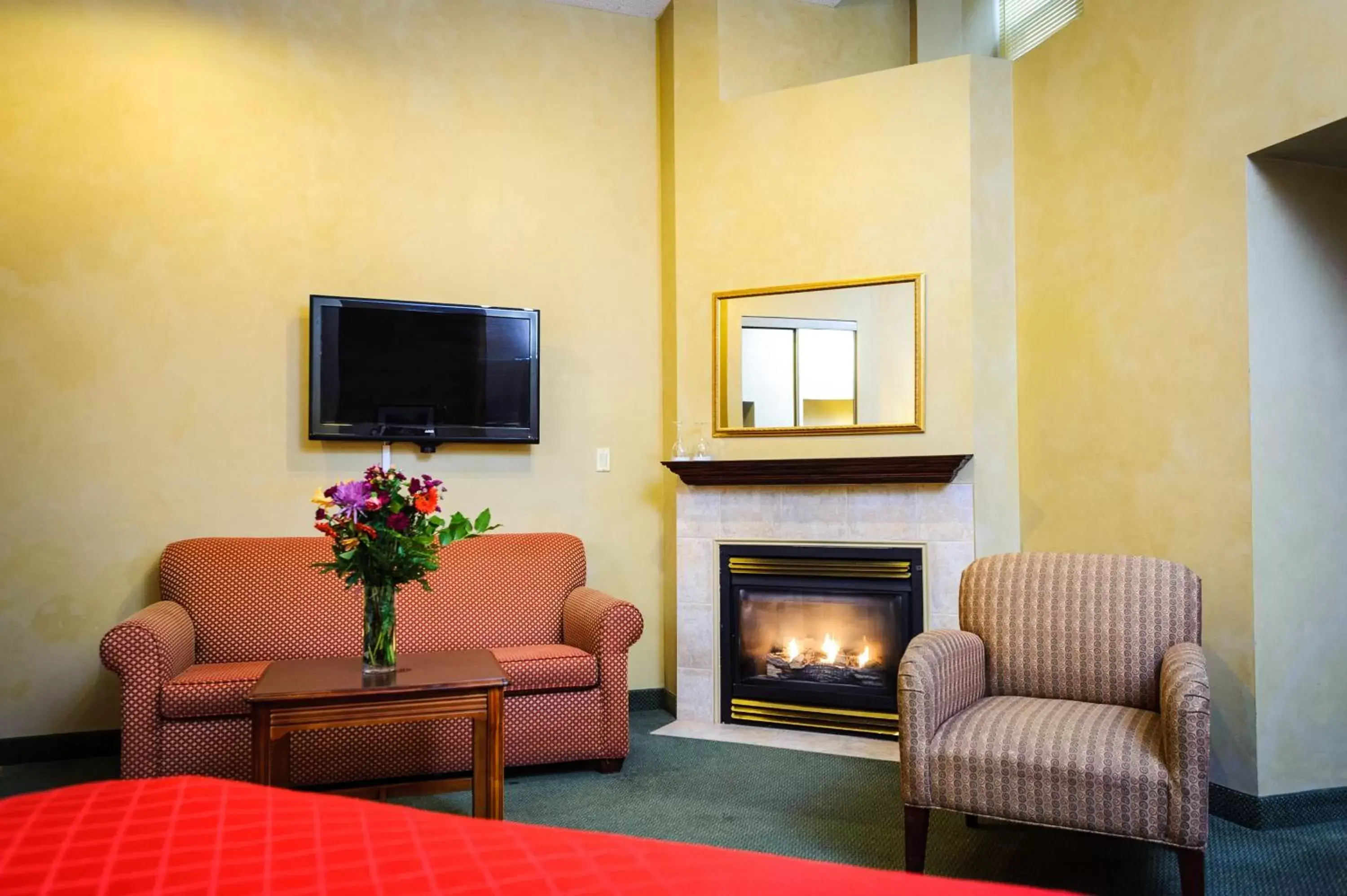 Living room, Seating Area in Peterborough Inn and Suites Hotel