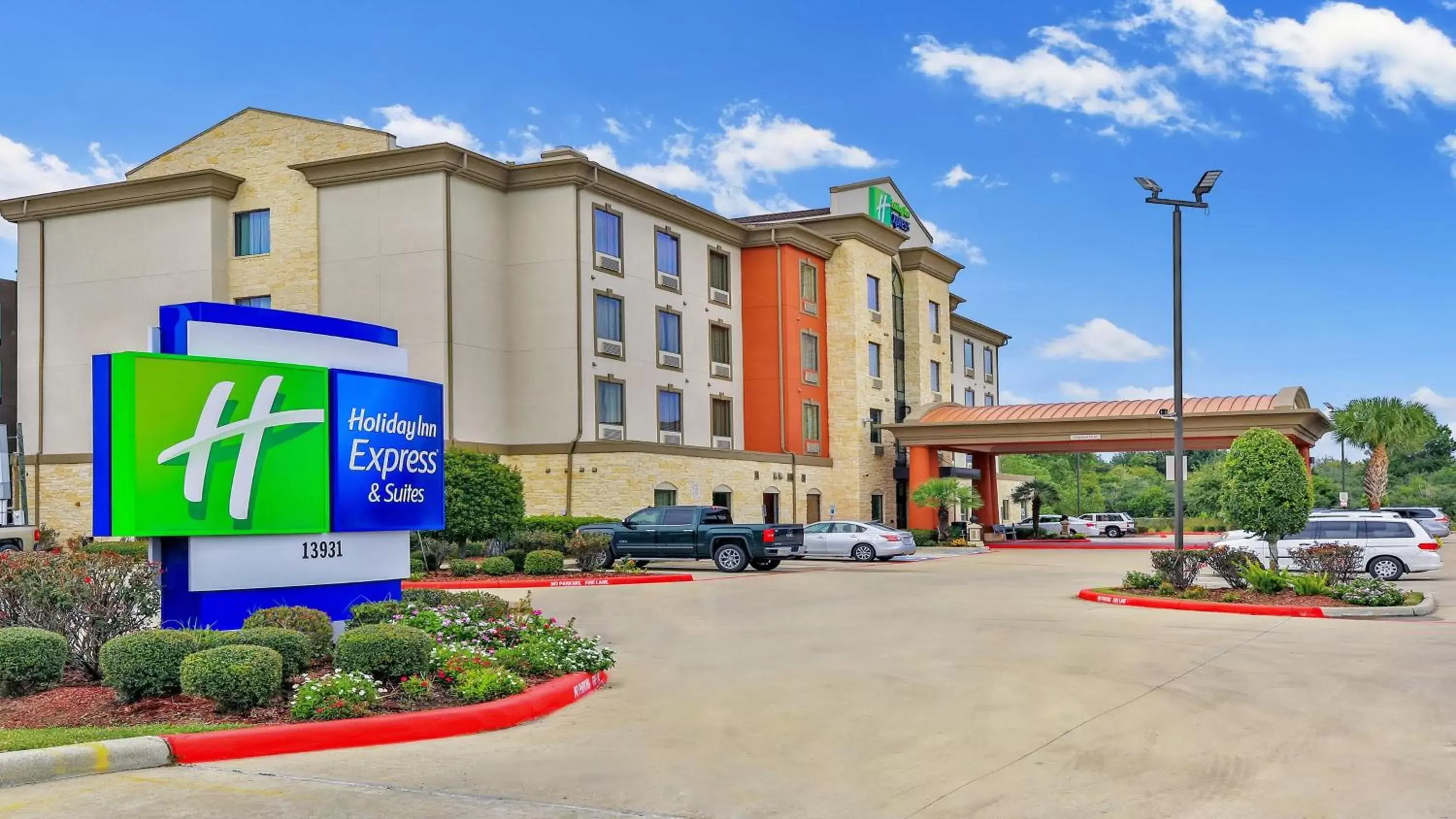 Property Building in Holiday Inn Express & Suites Houston South - Near Pearland, an IHG Hotel