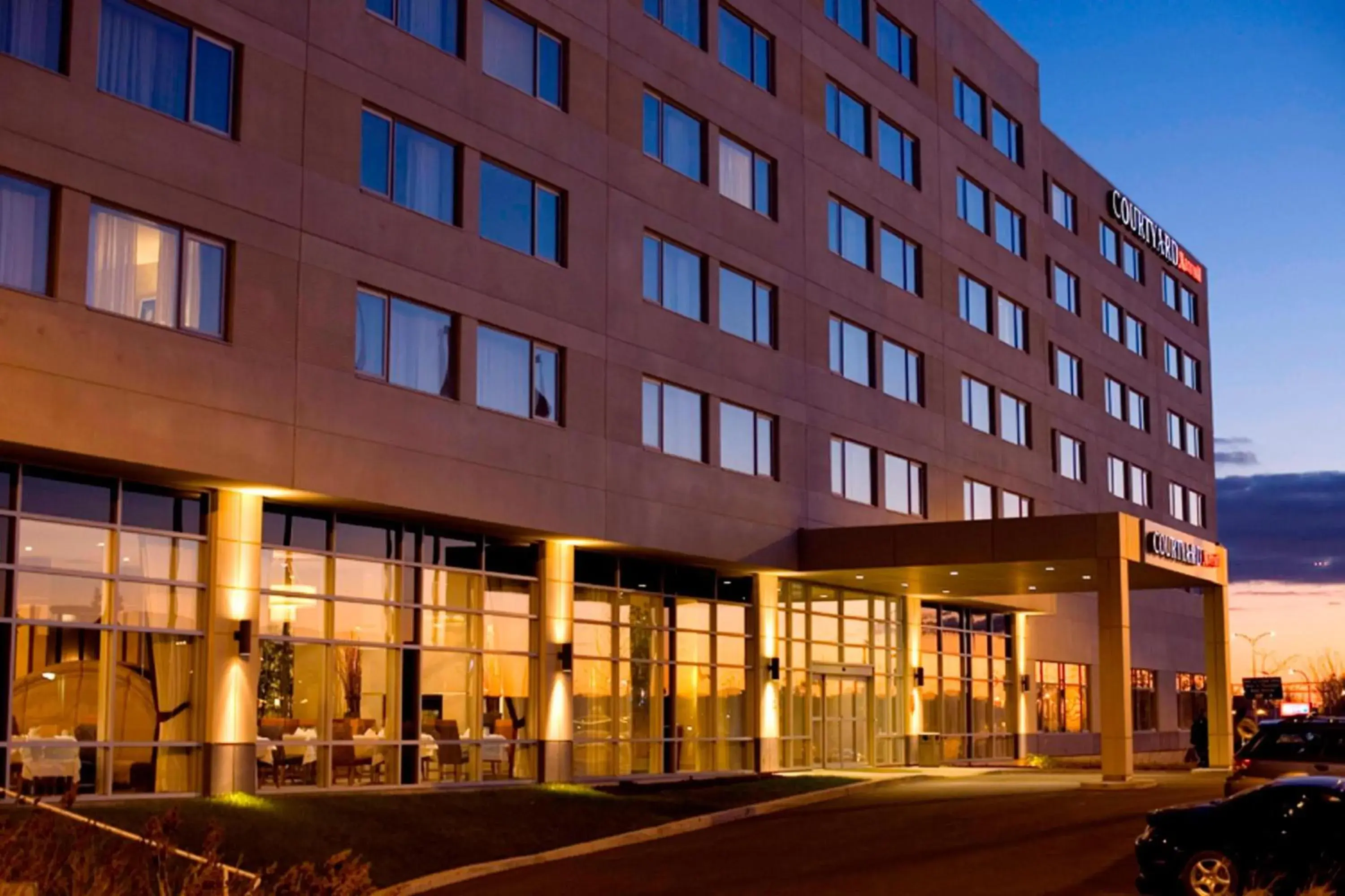 Property Building in Courtyard by Marriott Montreal Airport