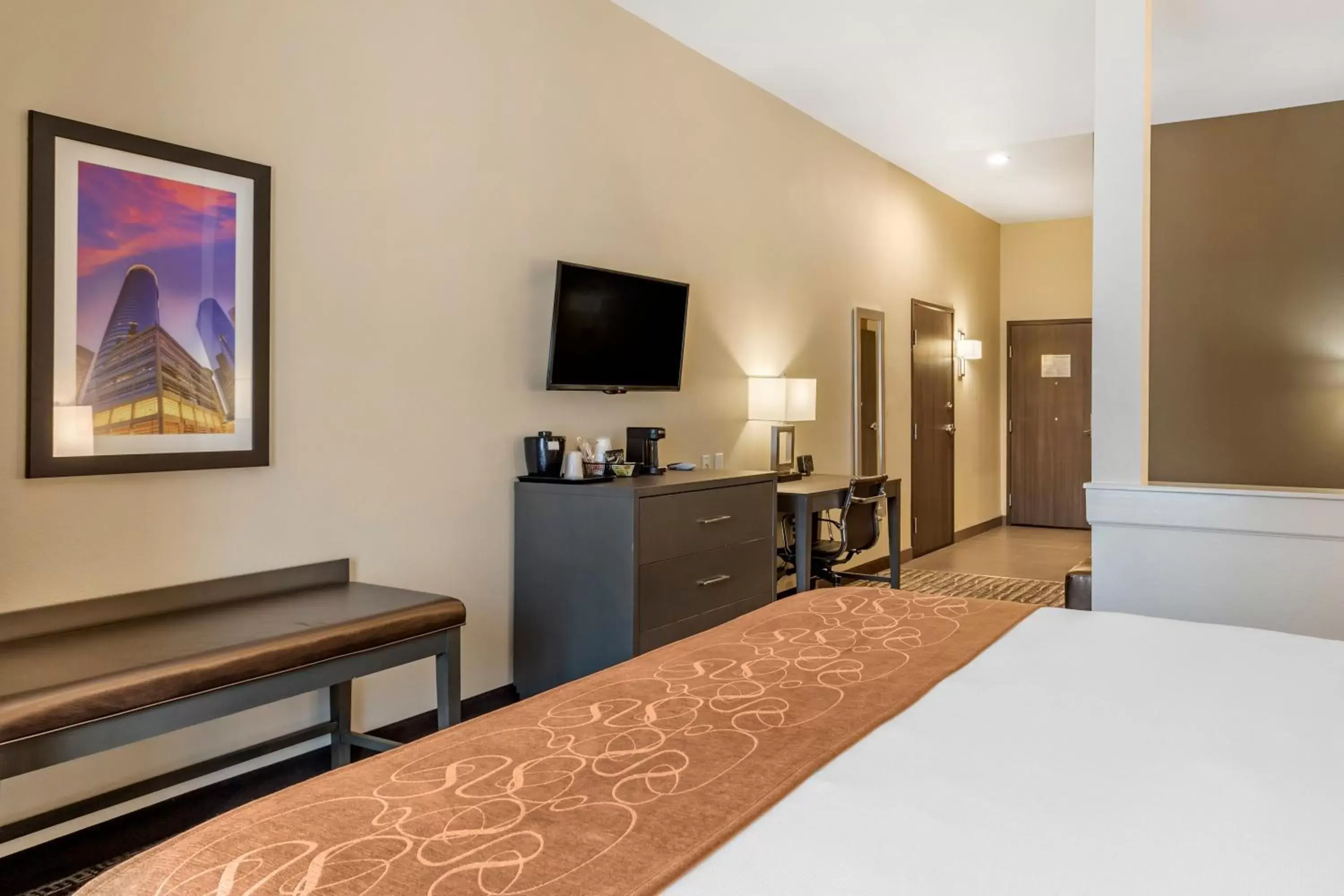 Photo of the whole room, Bed in Comfort Suites Northwest Houston At Beltway 8