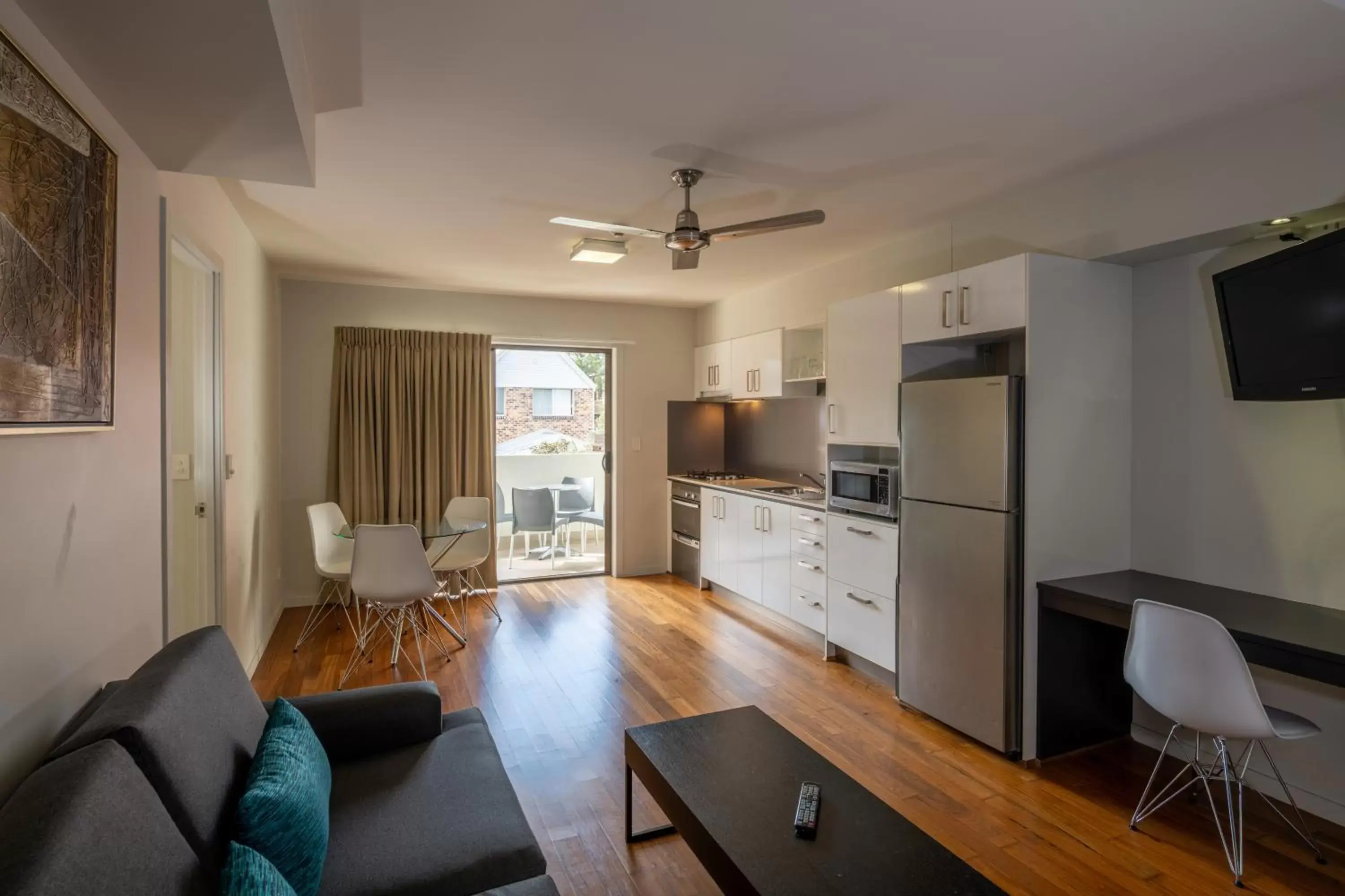 Kitchen or kitchenette, Seating Area in Essence Apartments Chermside