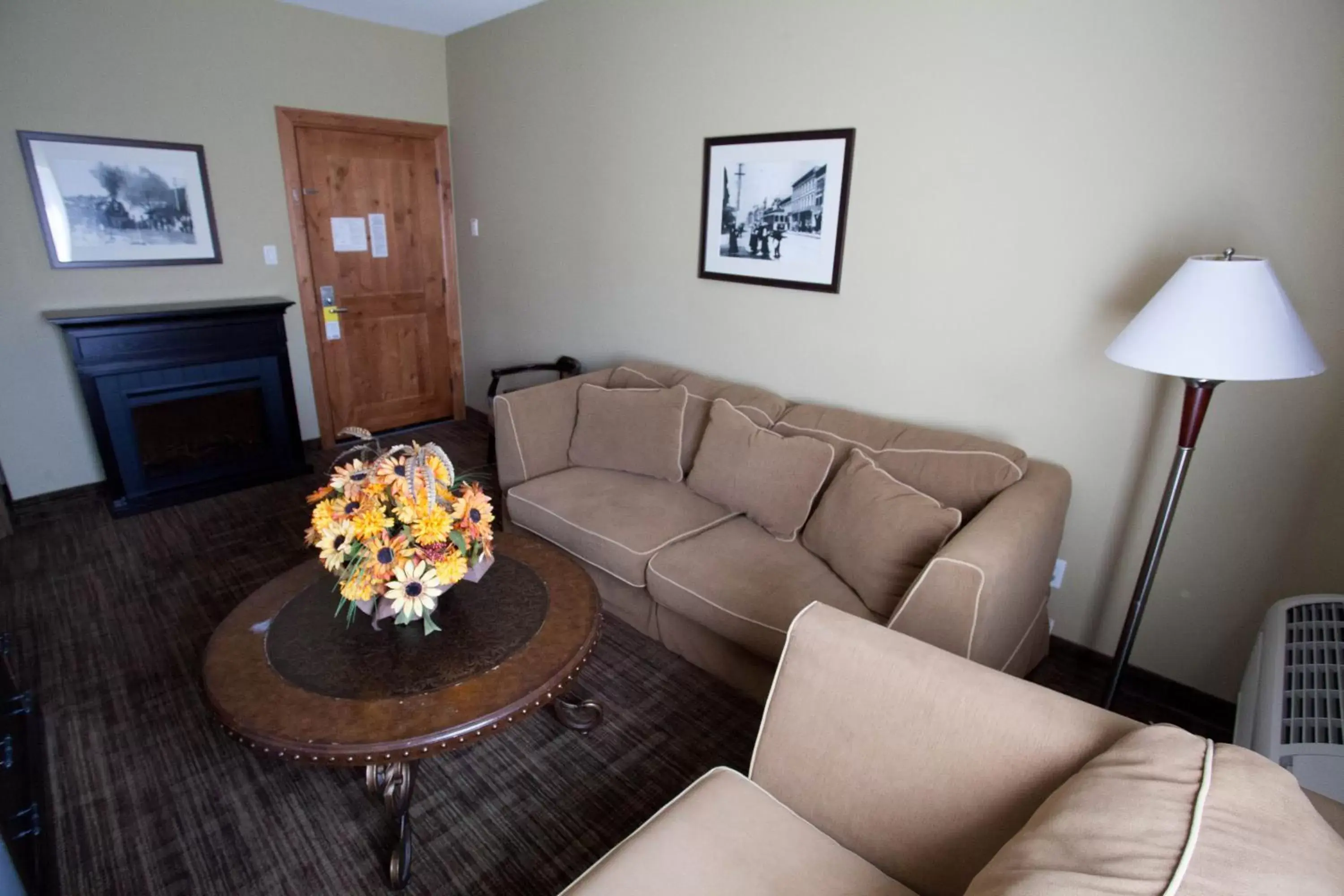 Living room, Seating Area in Days Inn by Wyndham Surrey