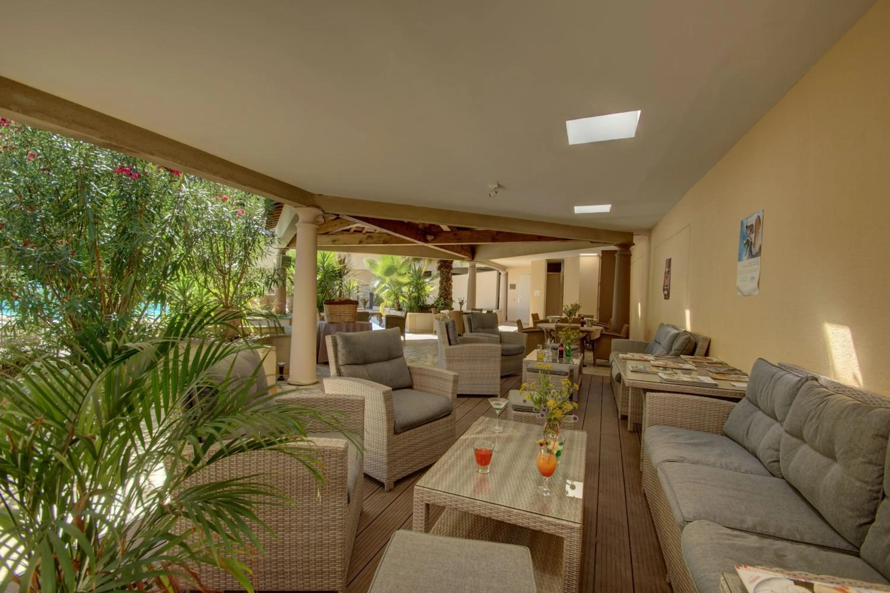 Patio in Hôtel la Magnaneraie