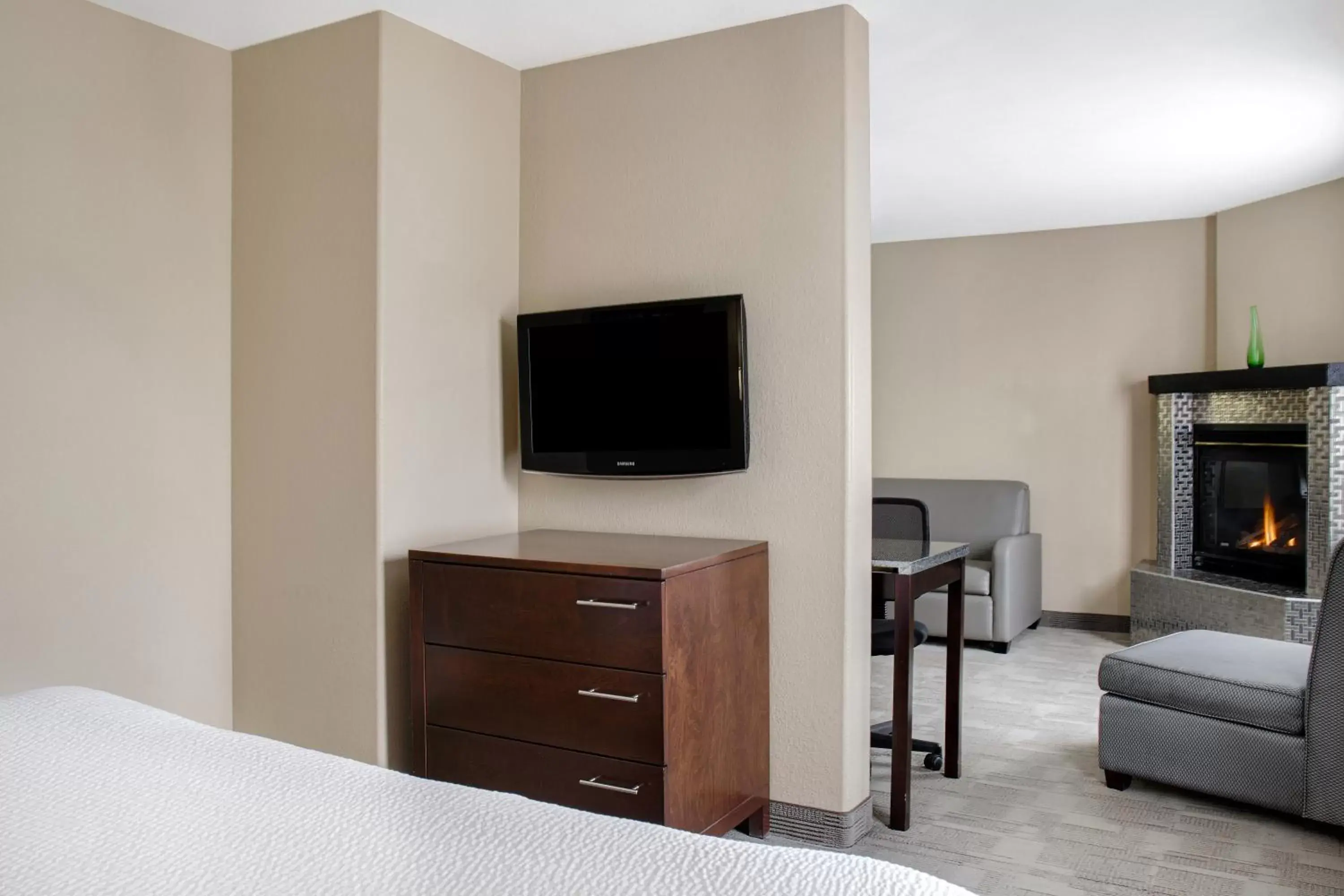 TV and multimedia, TV/Entertainment Center in Days Inn by Wyndham Medicine Hat