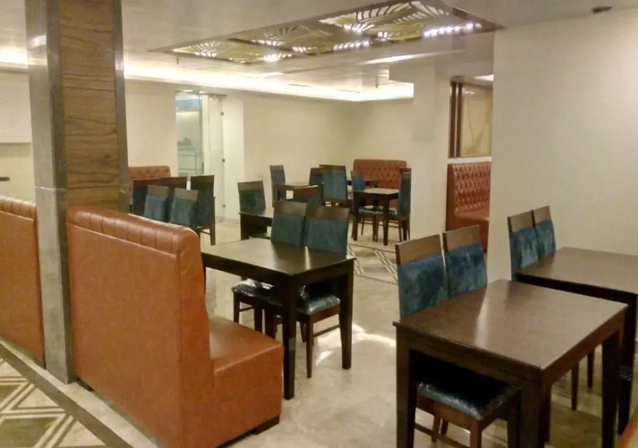 Restaurant/Places to Eat in Clarks Inn Suites Katra