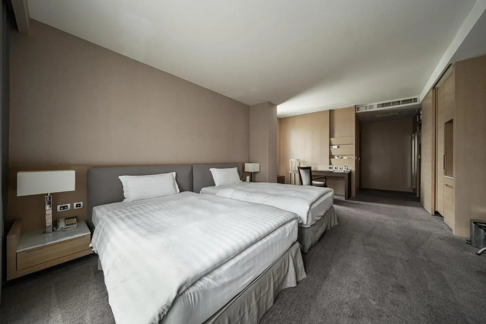 Bed in Taipung Suites