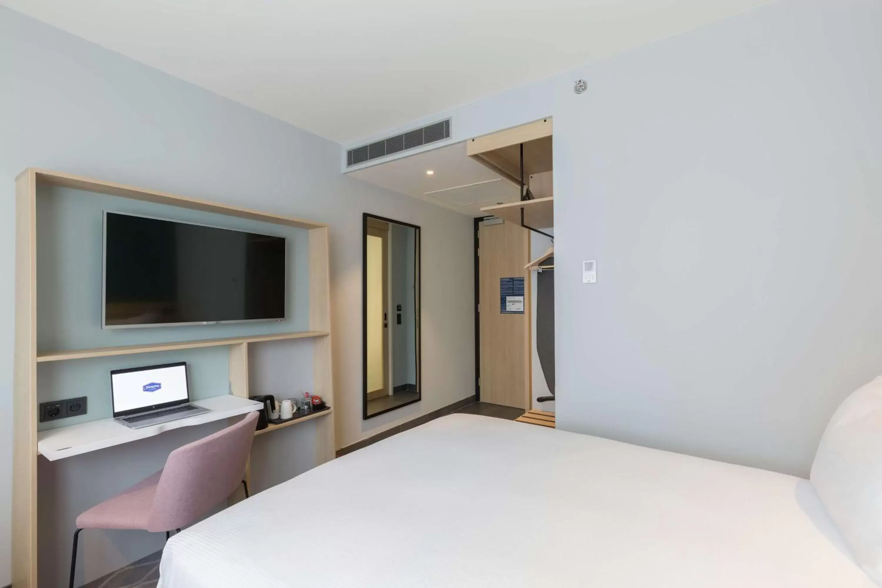 Standard Twin Room in Hampton By Hilton Utrecht Centraal Station Standard Twin Room in Hampton By Hilton Utrecht Centraal Station