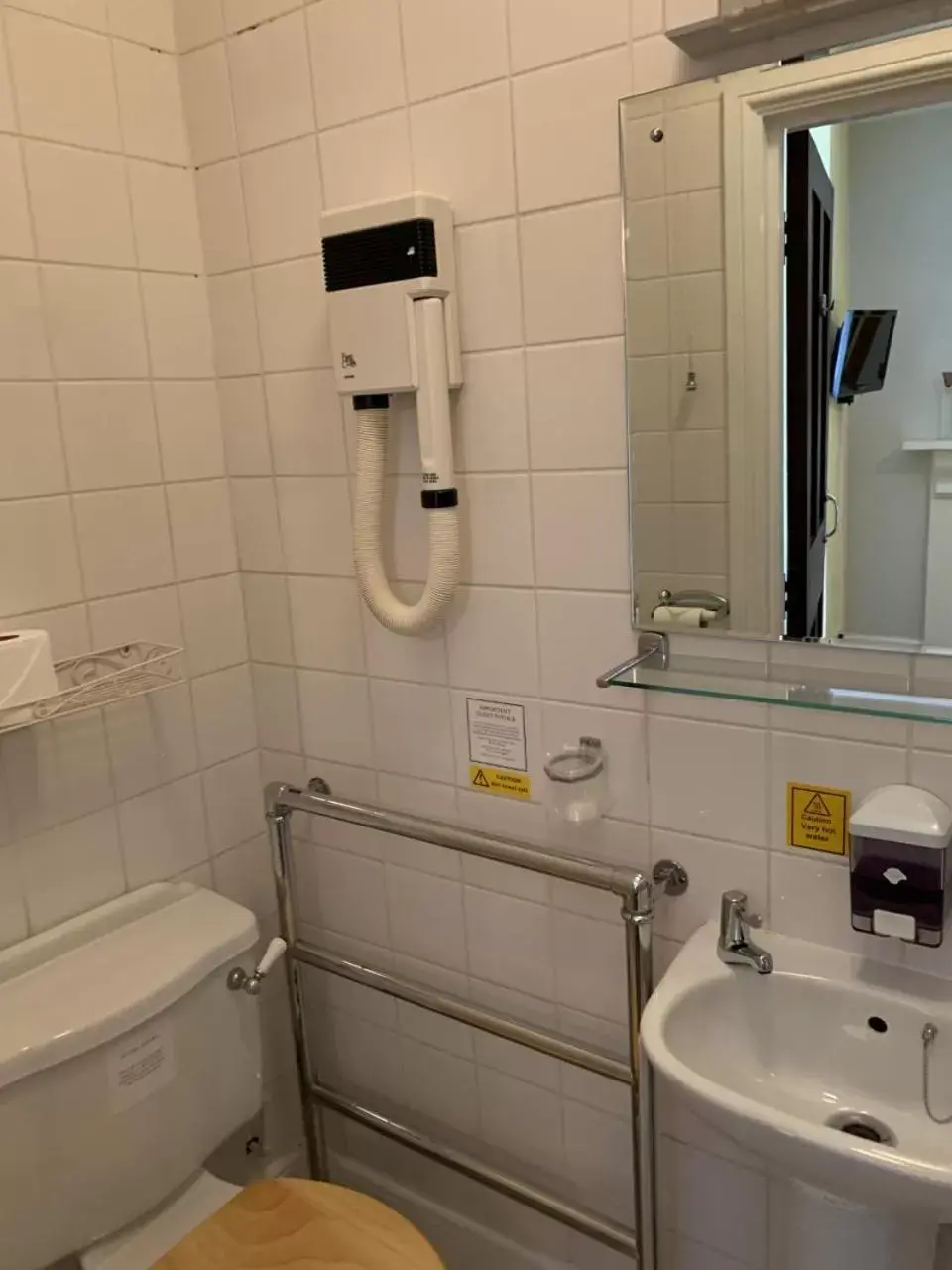 Bathroom in The Cromwell Arms Inn