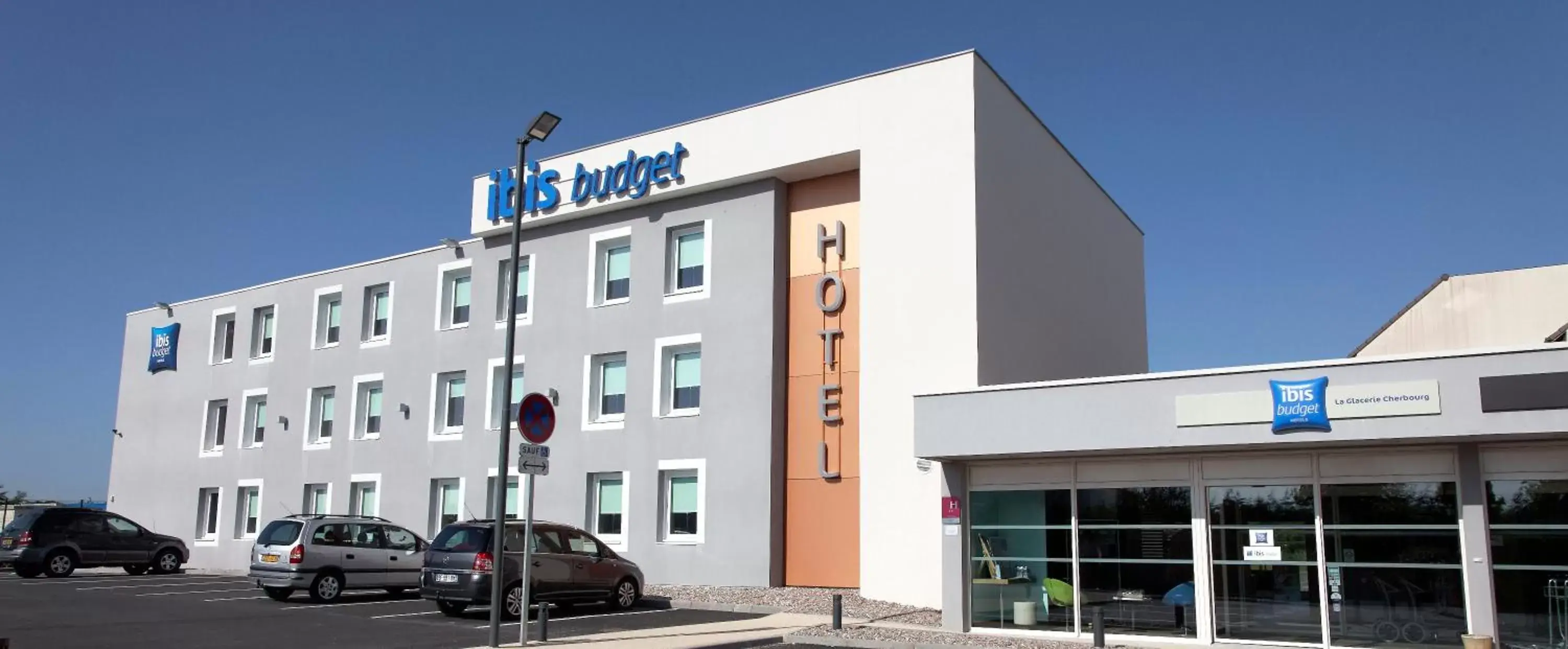 Property building in ibis budget Cherbourg - La Glacerie Property building in ibis budget Cherbourg - La Glacerie