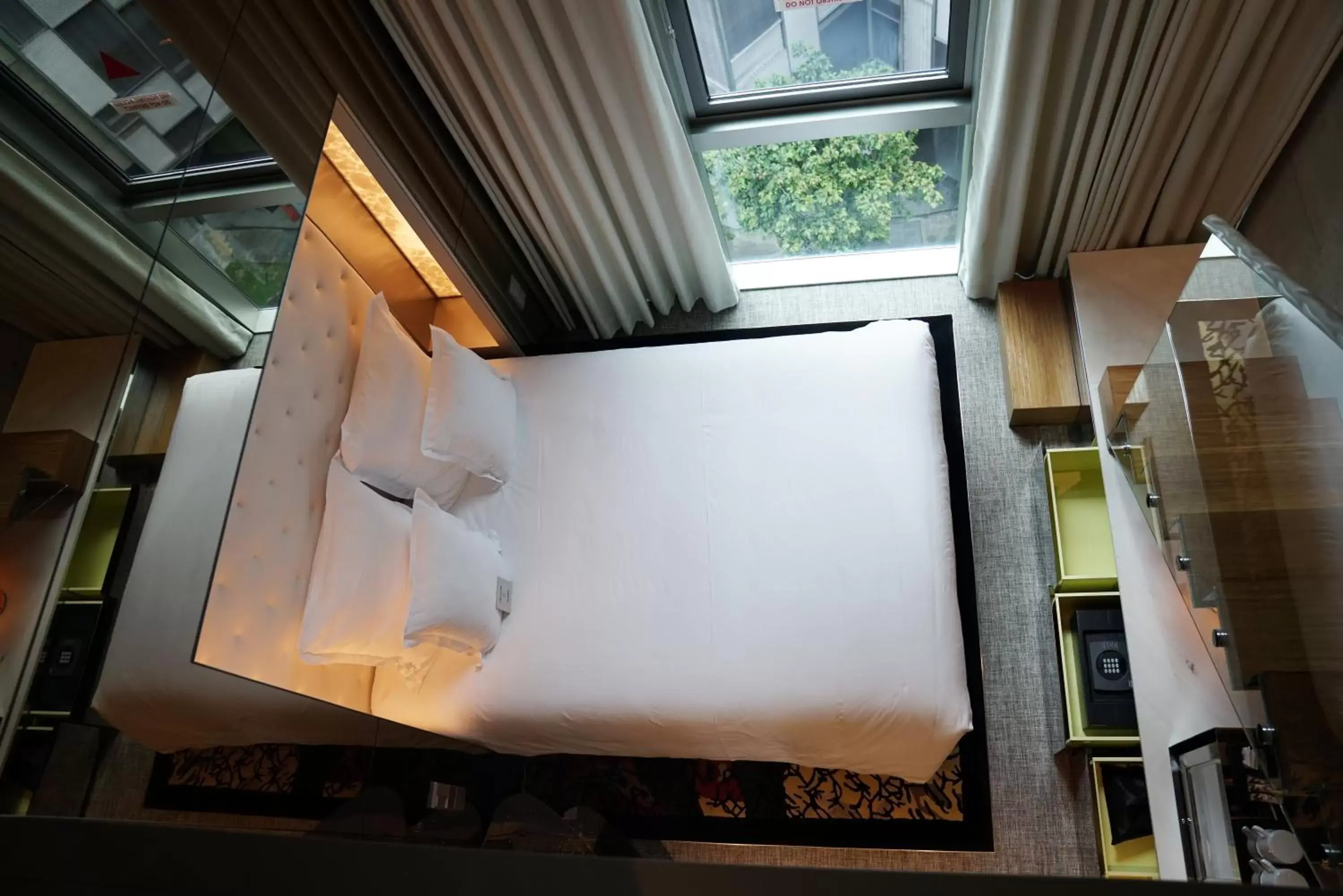 Photo of the whole room, Bed in M Social Singapore Photo of the whole room, Bed in M Social Singapore