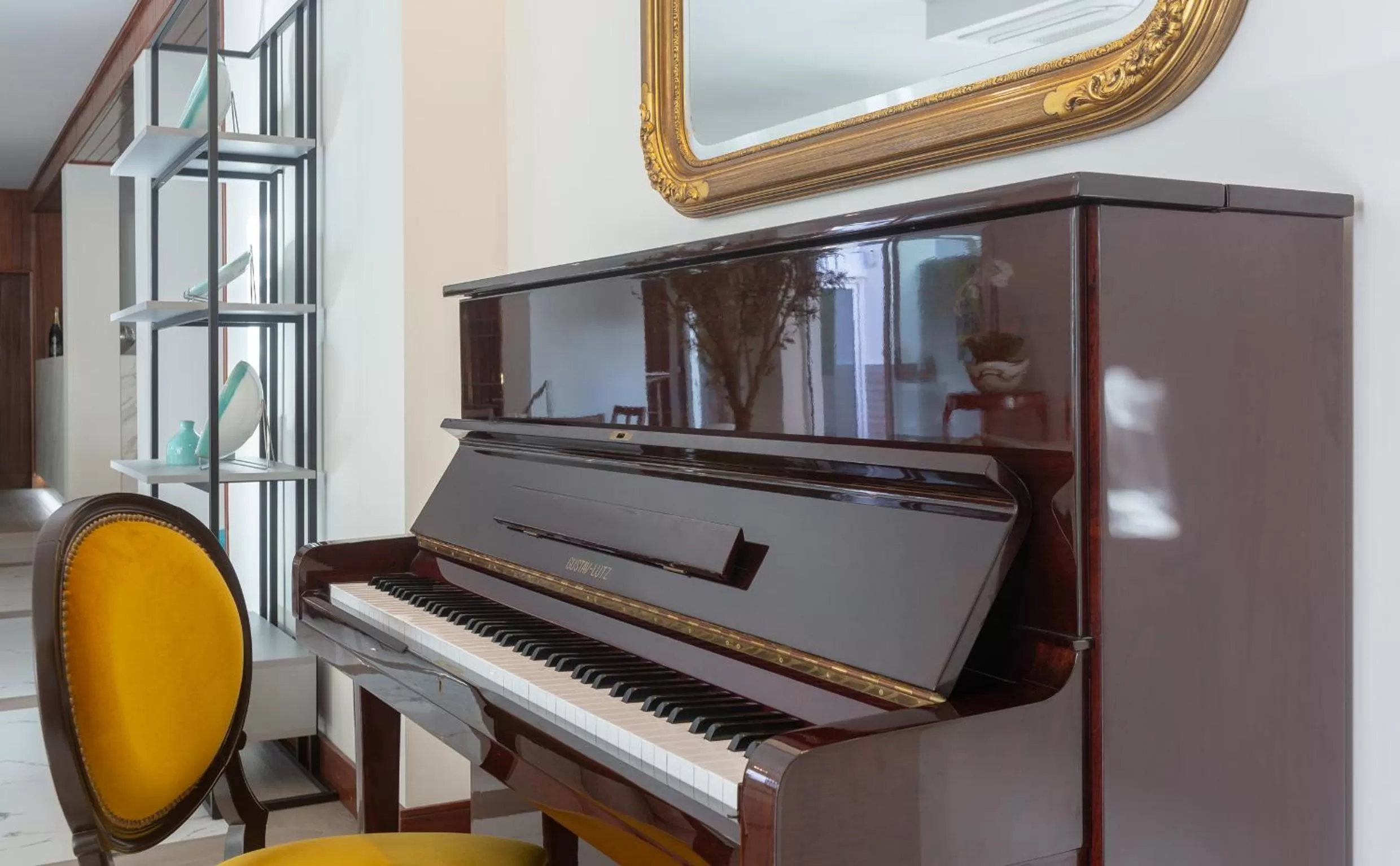 Communal lounge/ TV room in Hotel Afonso V & SPA