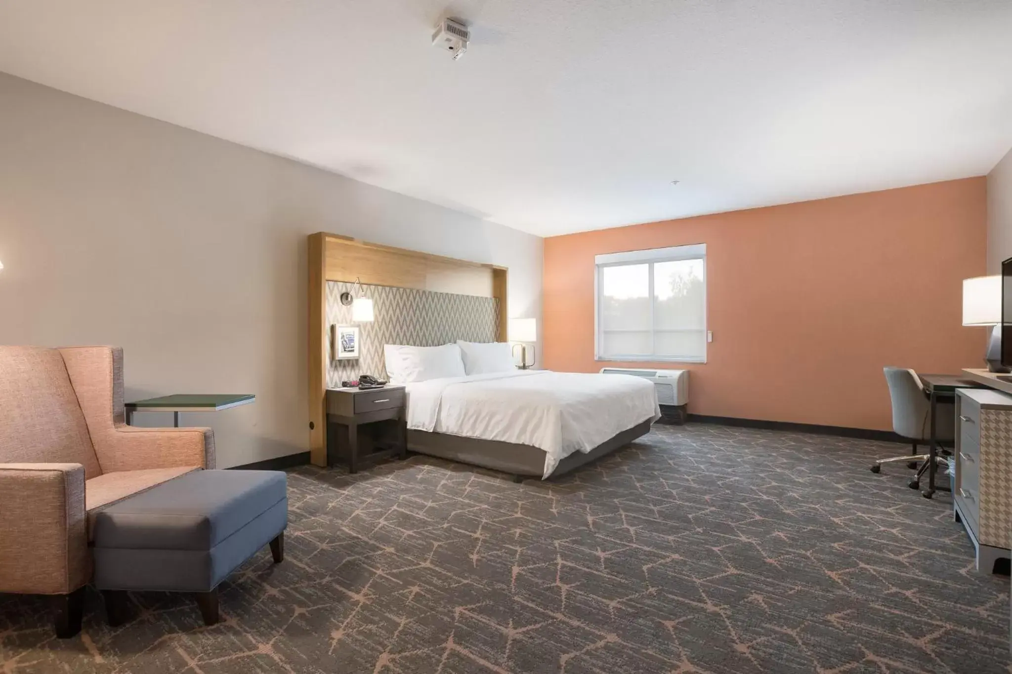 Photo of the whole room, Bed in Holiday Inn Jackson NW - Airport Road, an IHG Hotel