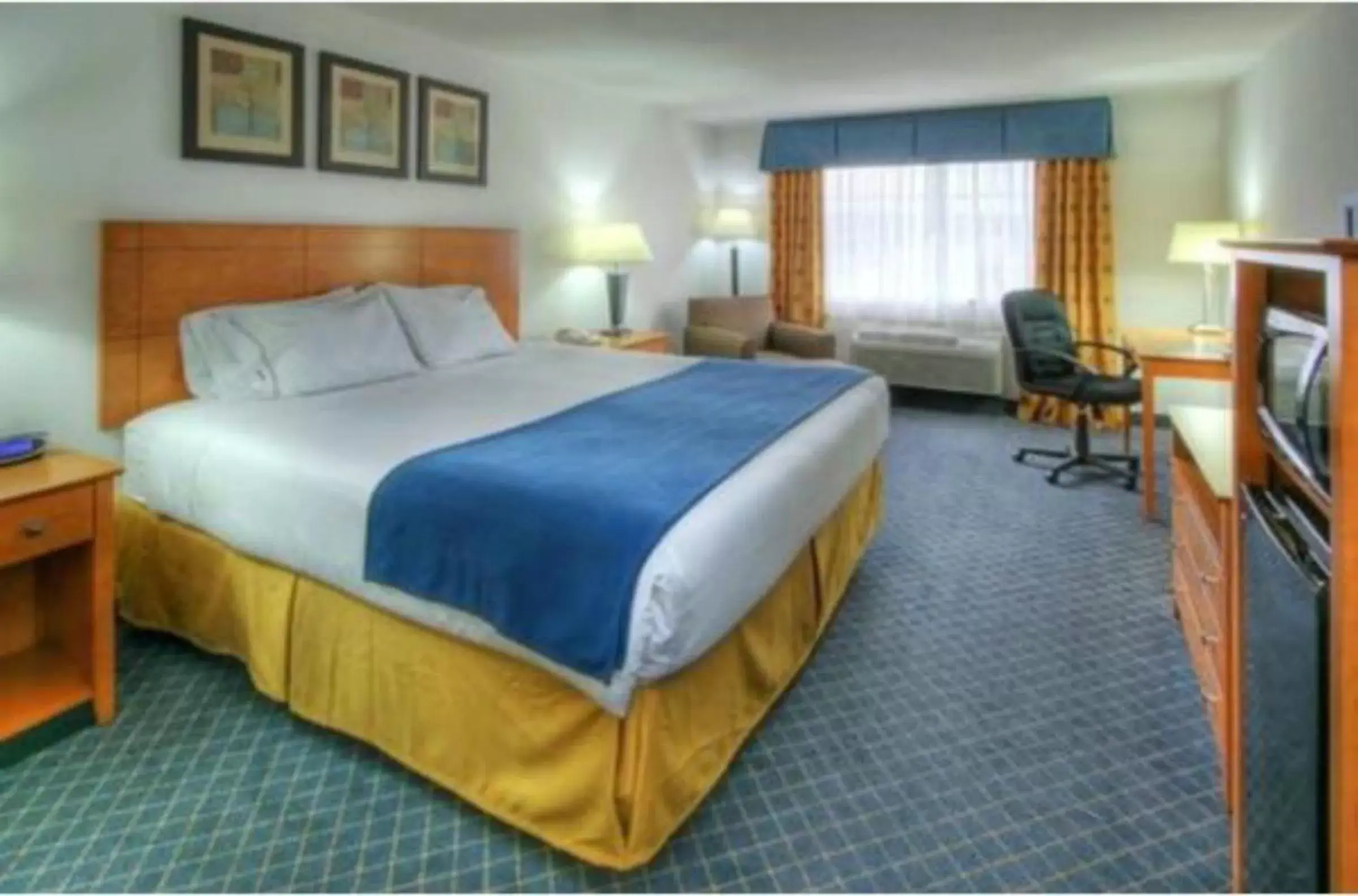 Bed in Holiday Inn Express Hotel & Suites Carlsbad, an IHG Hotel