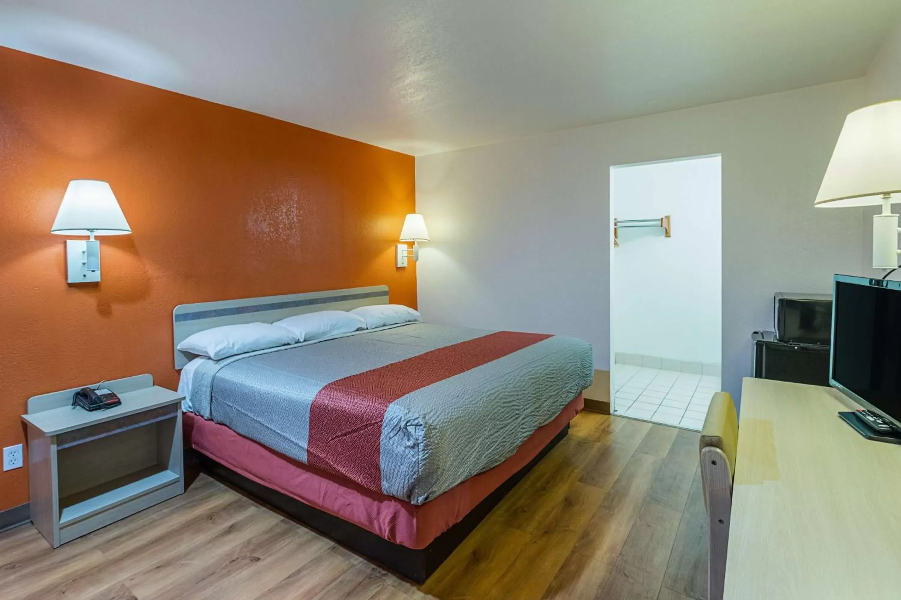 TV and multimedia, Bed in Motel 6-Lancaster, TX - DeSoto - Lancaster