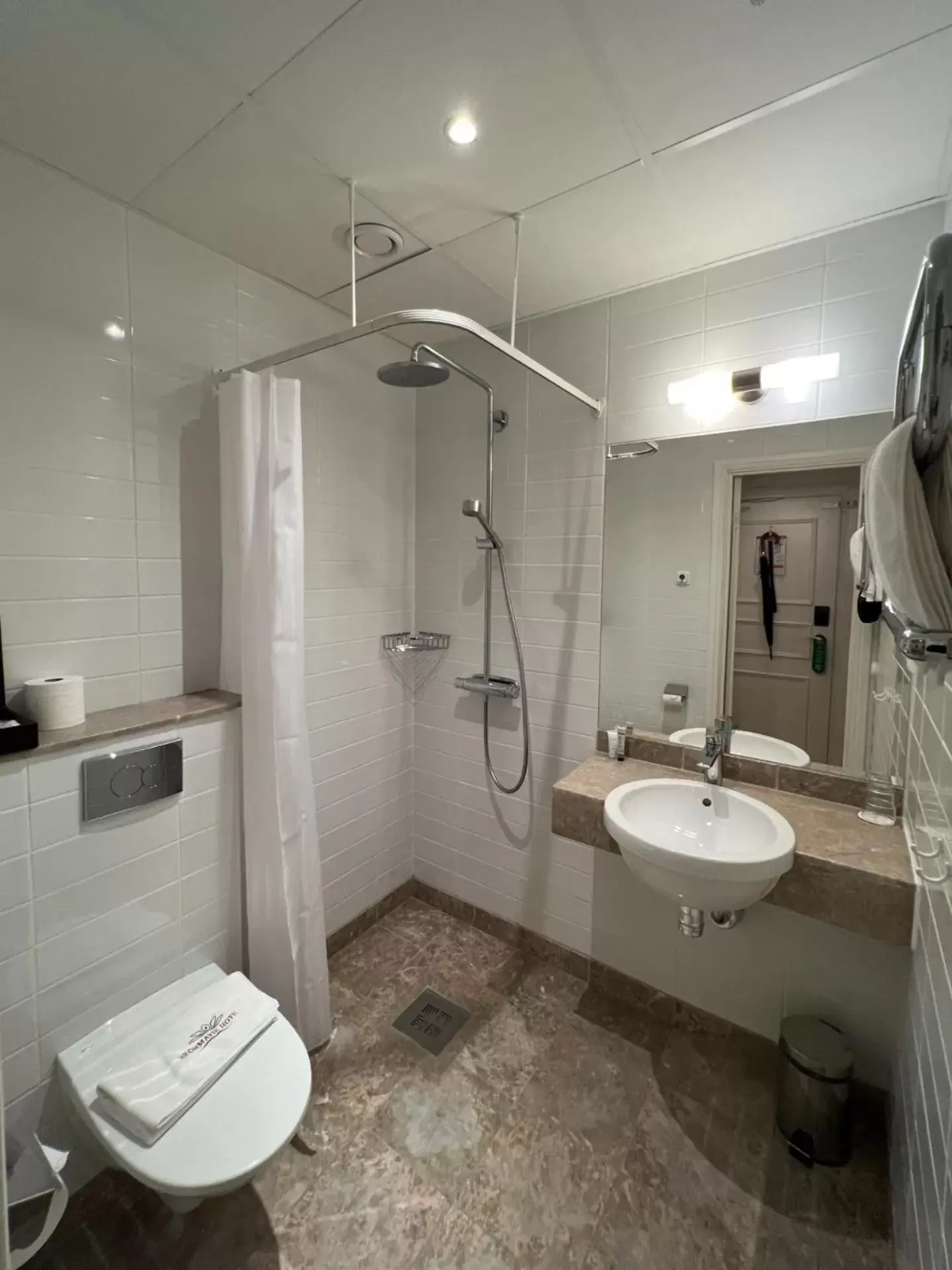 Bathroom in Brommavik Hotel