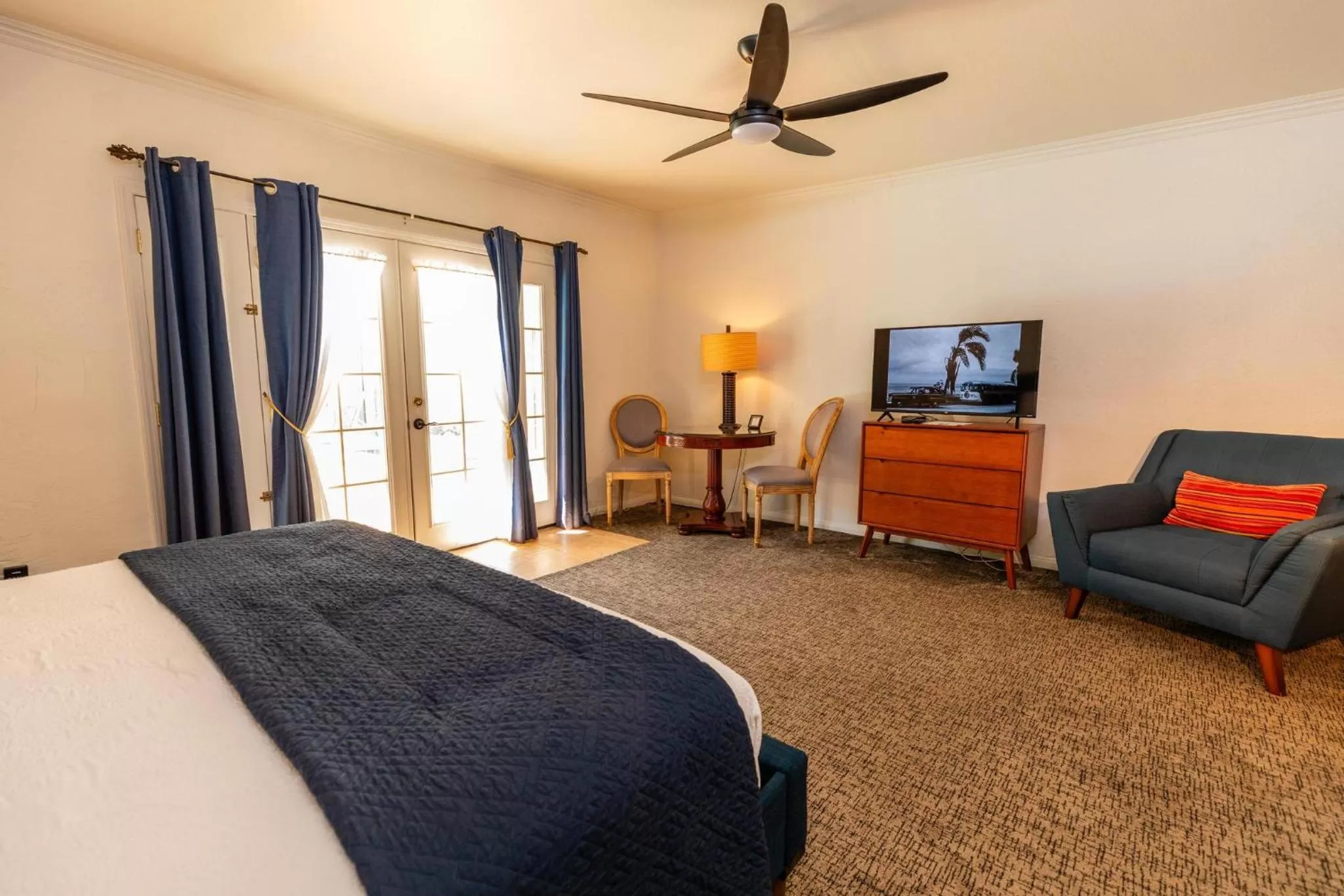 Bed in Old Ranch Inn - Adults Only 21 & Up