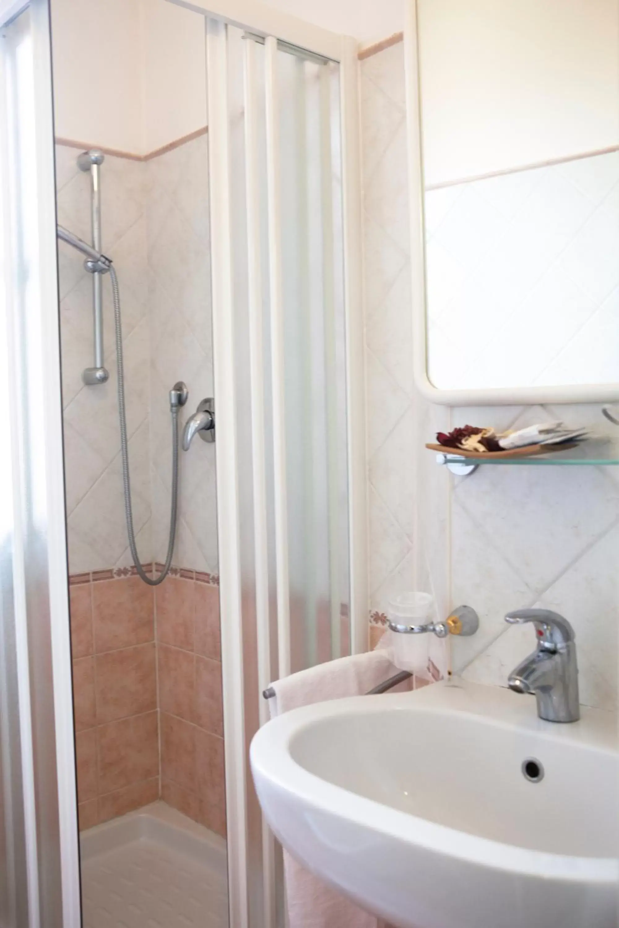 Shower, Bathroom in Hotel Sant'Angelo