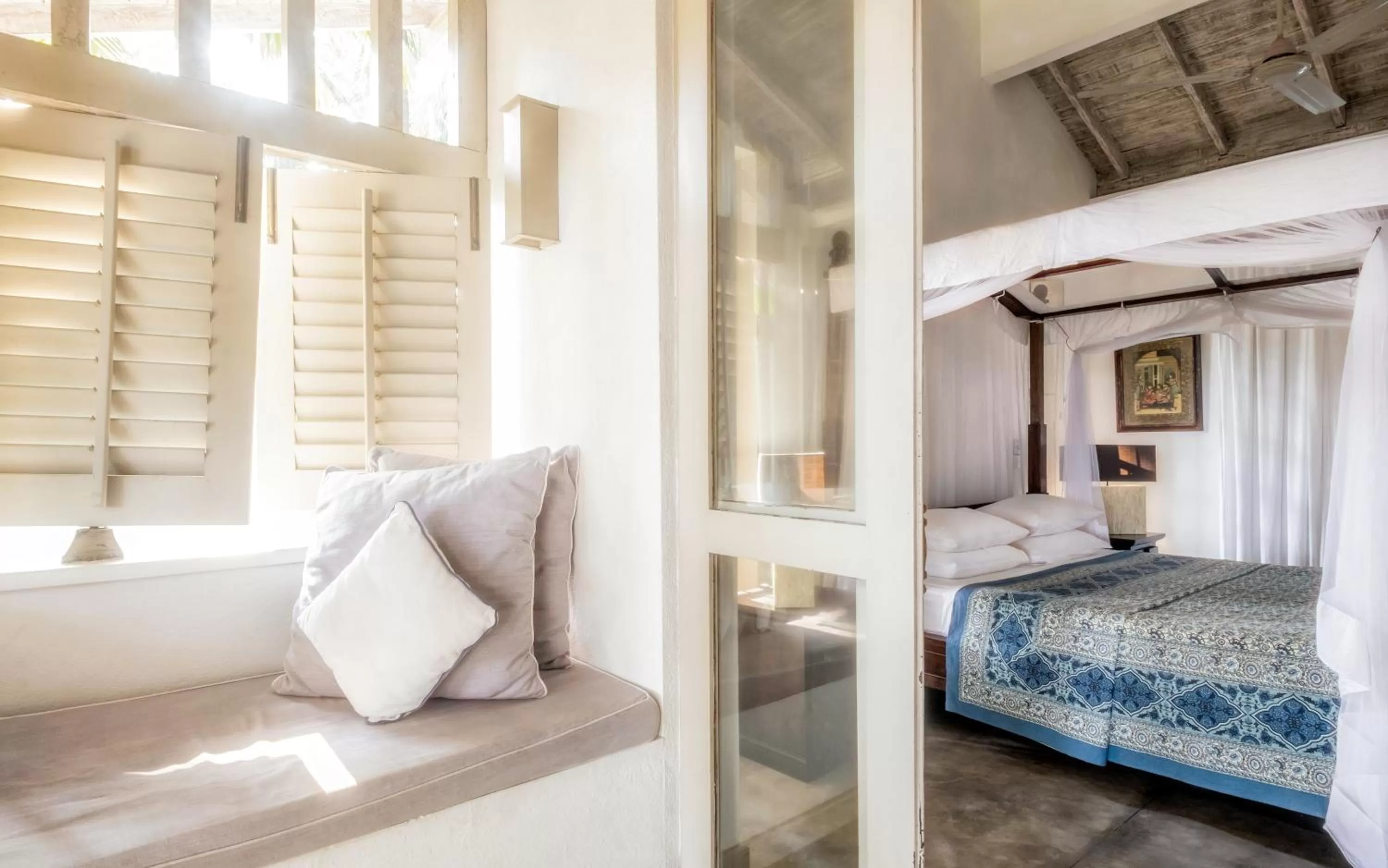 Seating area, Bed in Satin Doll