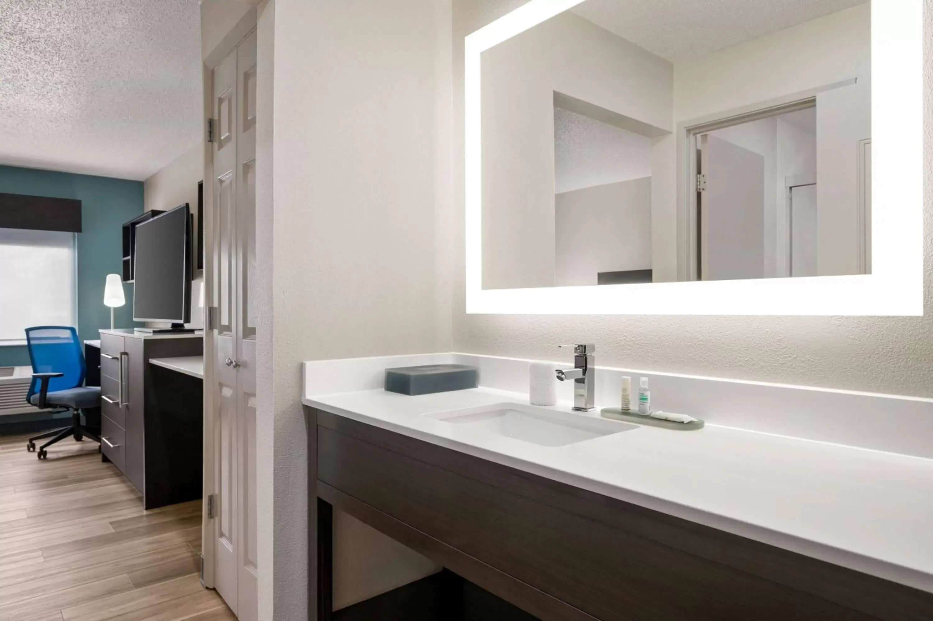 Bedroom, Bathroom in La Quinta Inn by Wyndham Columbus Dublin