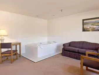 1 King Bed, Deluxe Studio Suite, Non-Smoking  in Super 8 by Wyndham Fountain