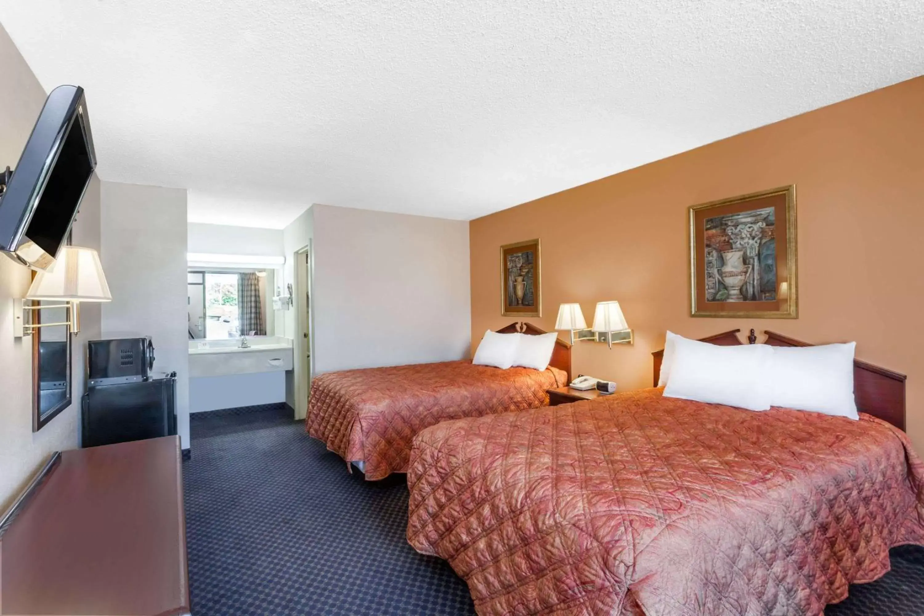 Photo of the whole room, Bed in Days Inn by Wyndham Martin