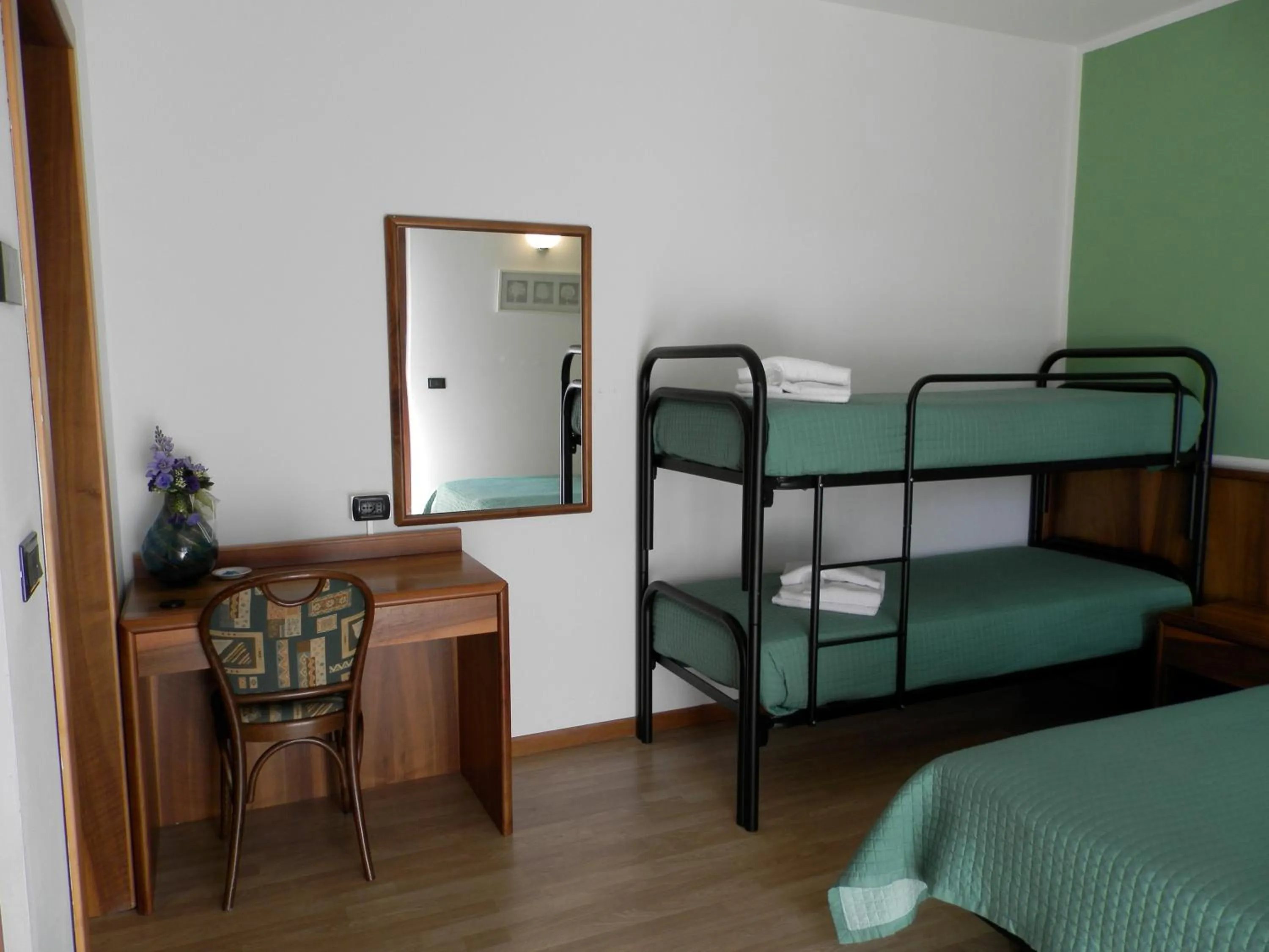 bunk bed, Bed in Continental Hotel