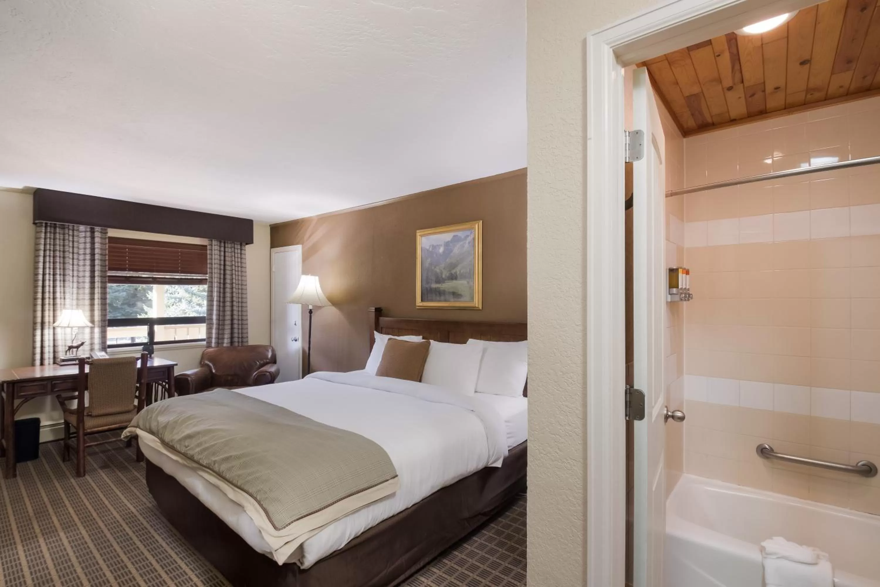 Photo of the whole room, Bed in The Inn at Tomichi Village