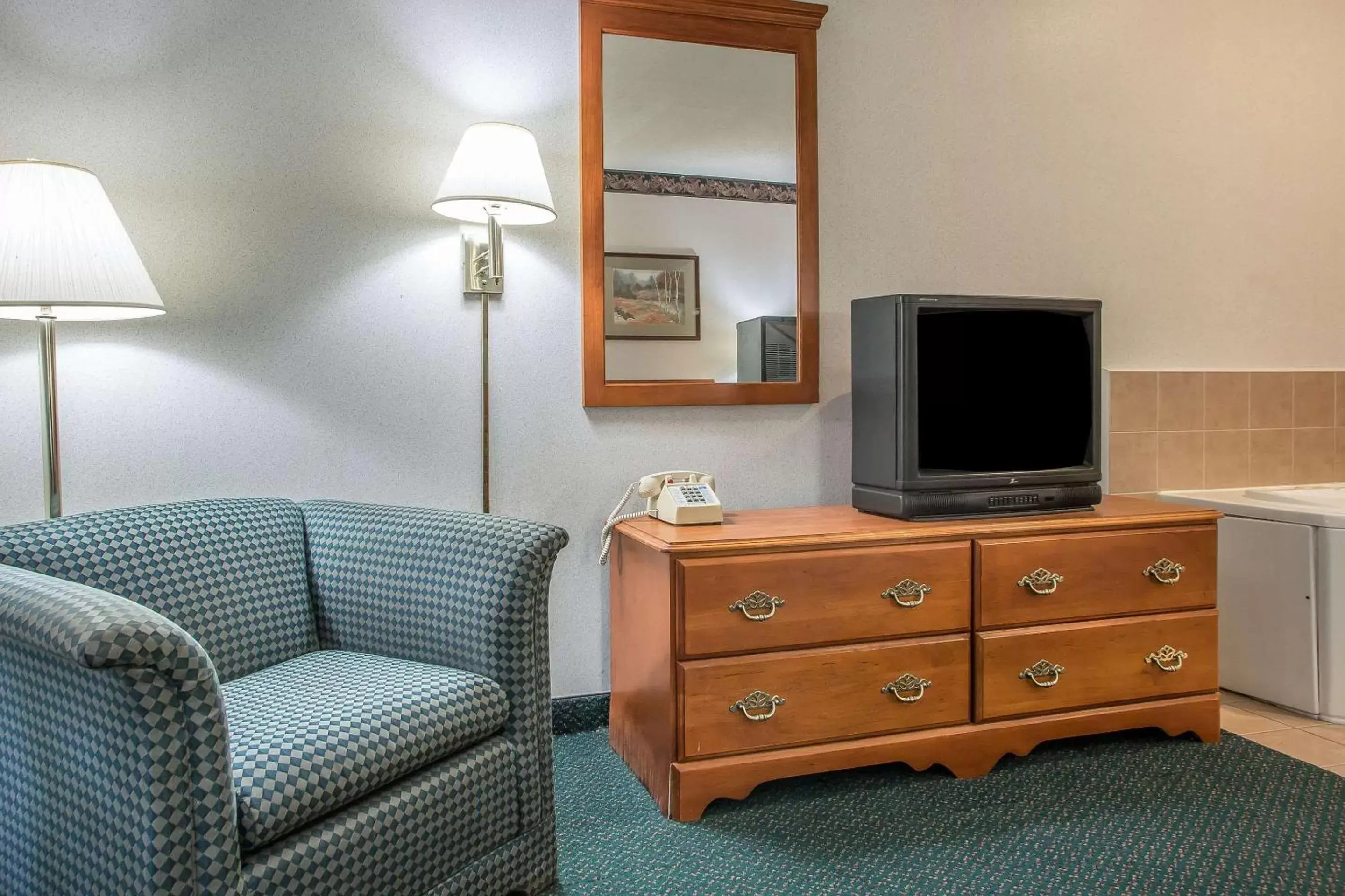 Photo of the whole room, TV/Entertainment Center in Rodeway Inn Bedford