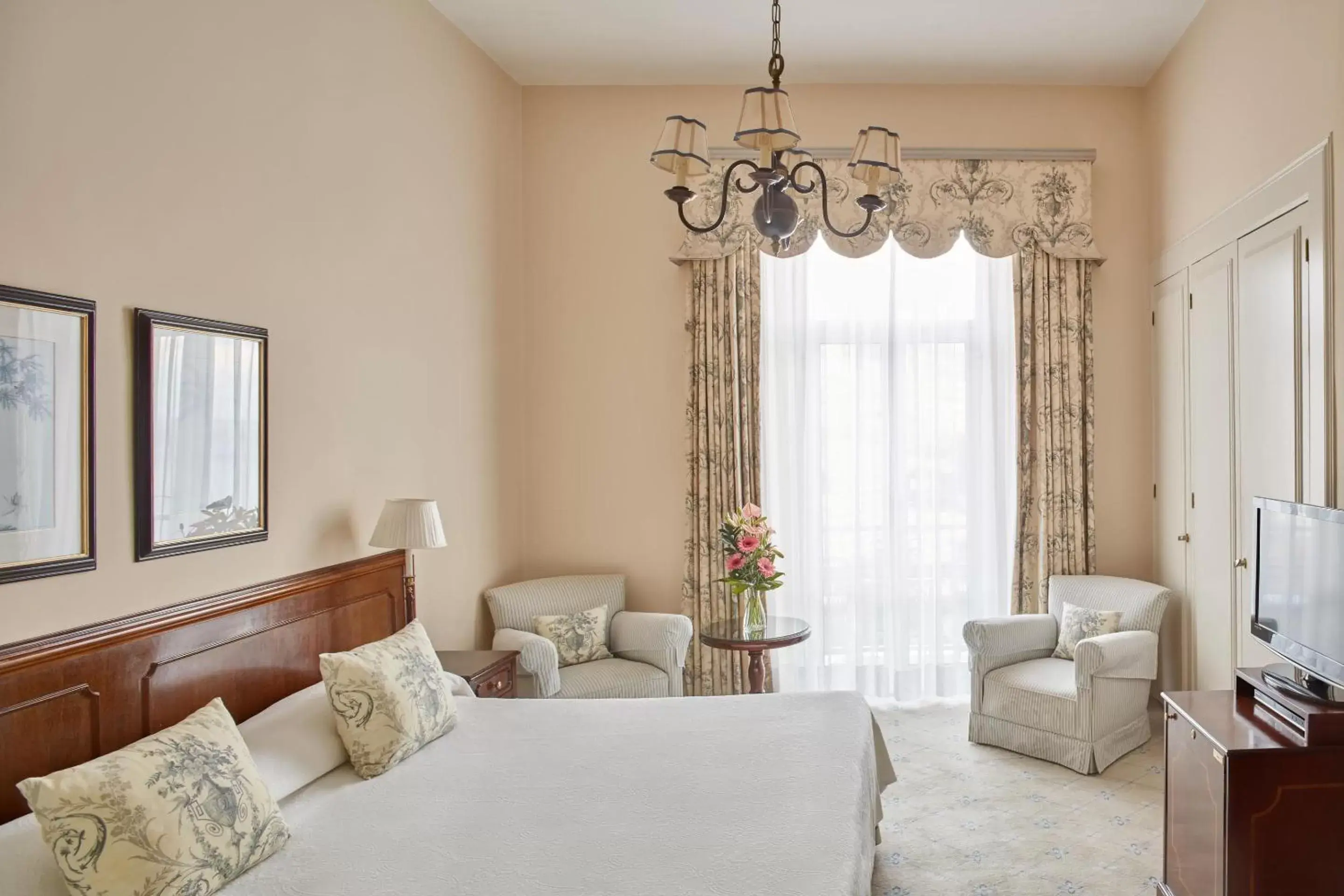 Bedroom, Bed in Reid's Palace, A Belmond Hotel, Madeira