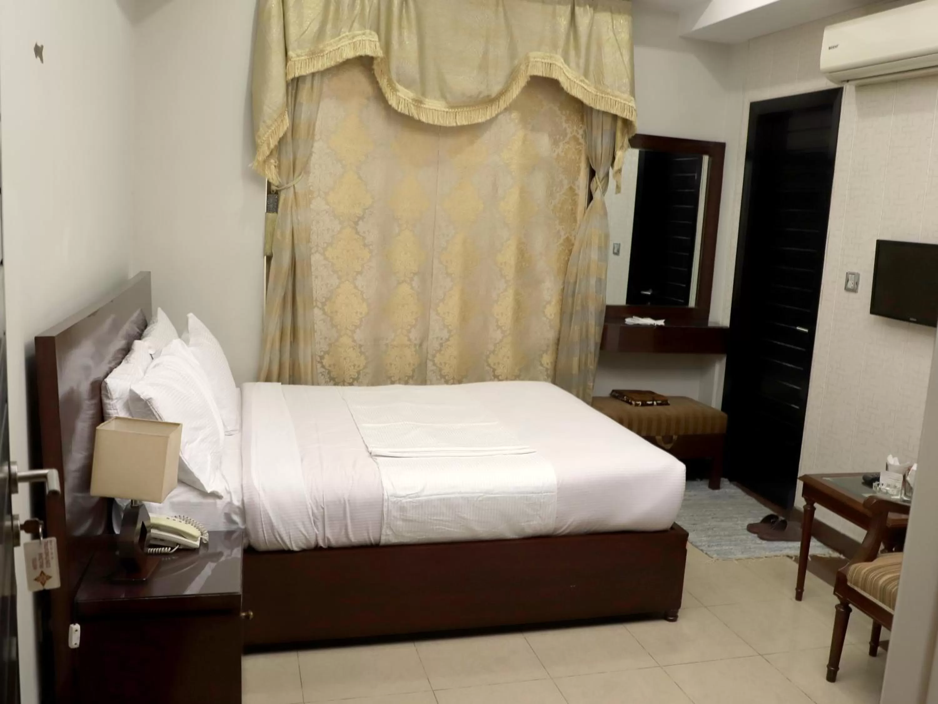 Bed in Hotel Multan Continental