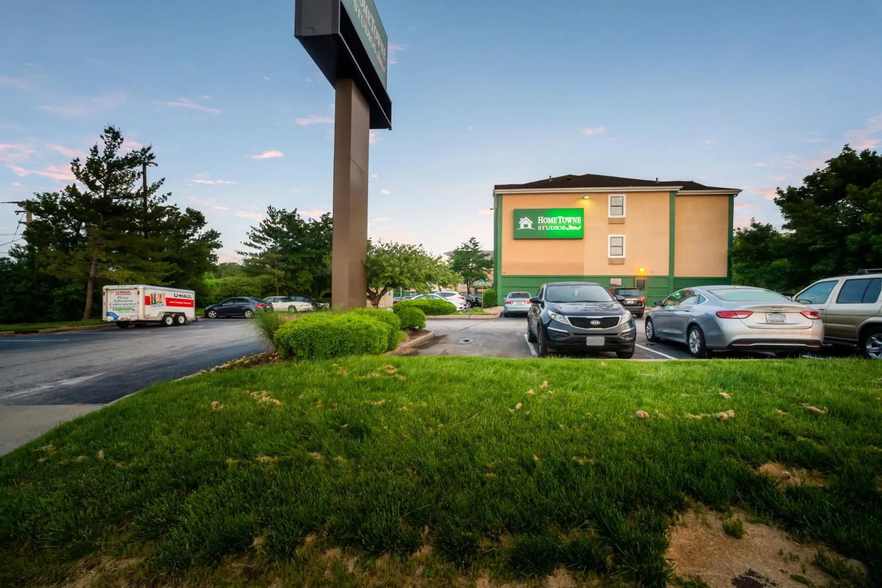 Property building in HomeTowne Studios by Red Roof St. Louis - Airport/N Lindbergh Property building in HomeTowne Studios by Red Roof St. Louis - Airport/N Lindbergh